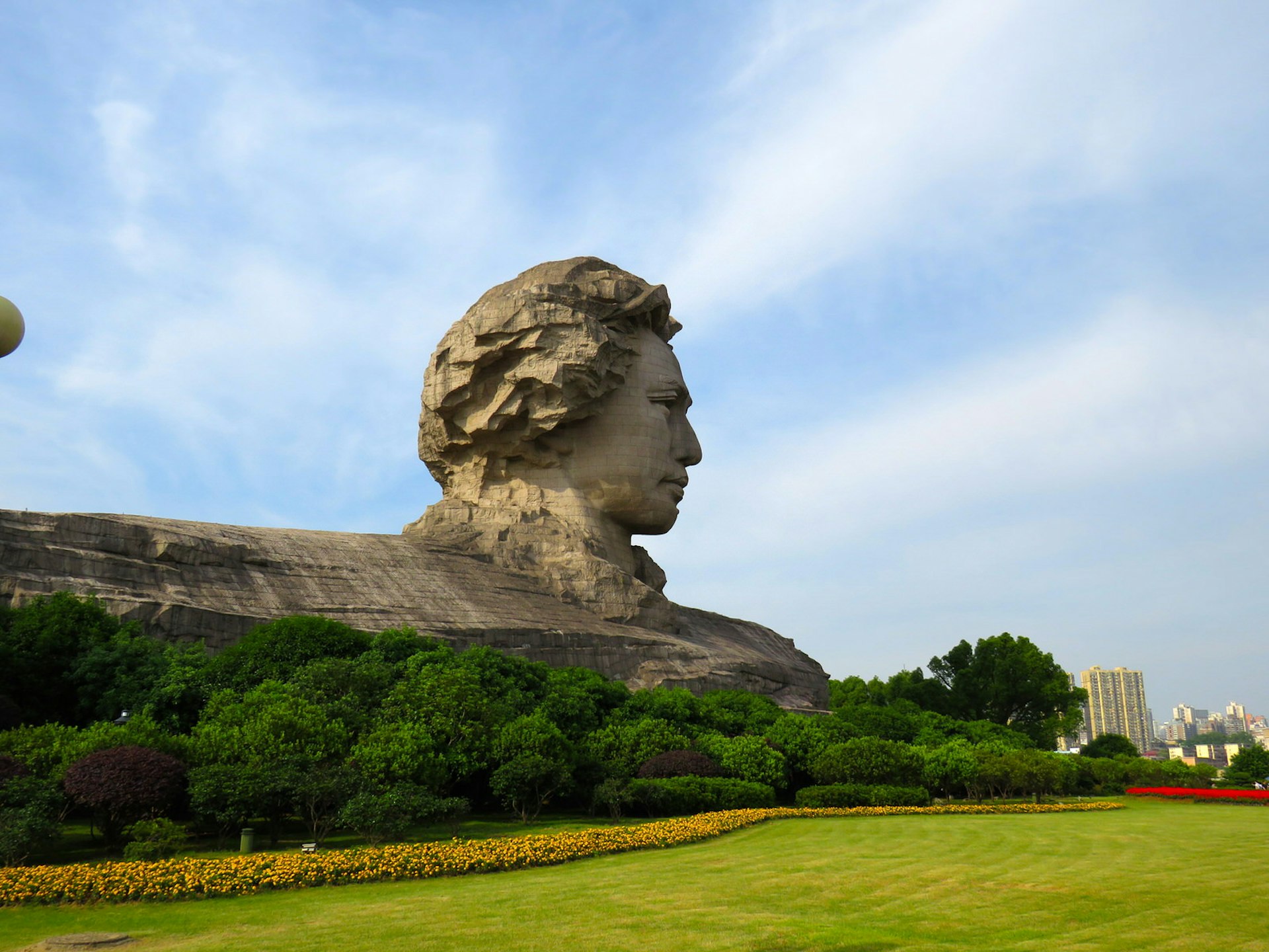 The towering granite bust of Mao as a young man, located at the south end of Tangerine Island © Ethan Gelber / Lonely Planet