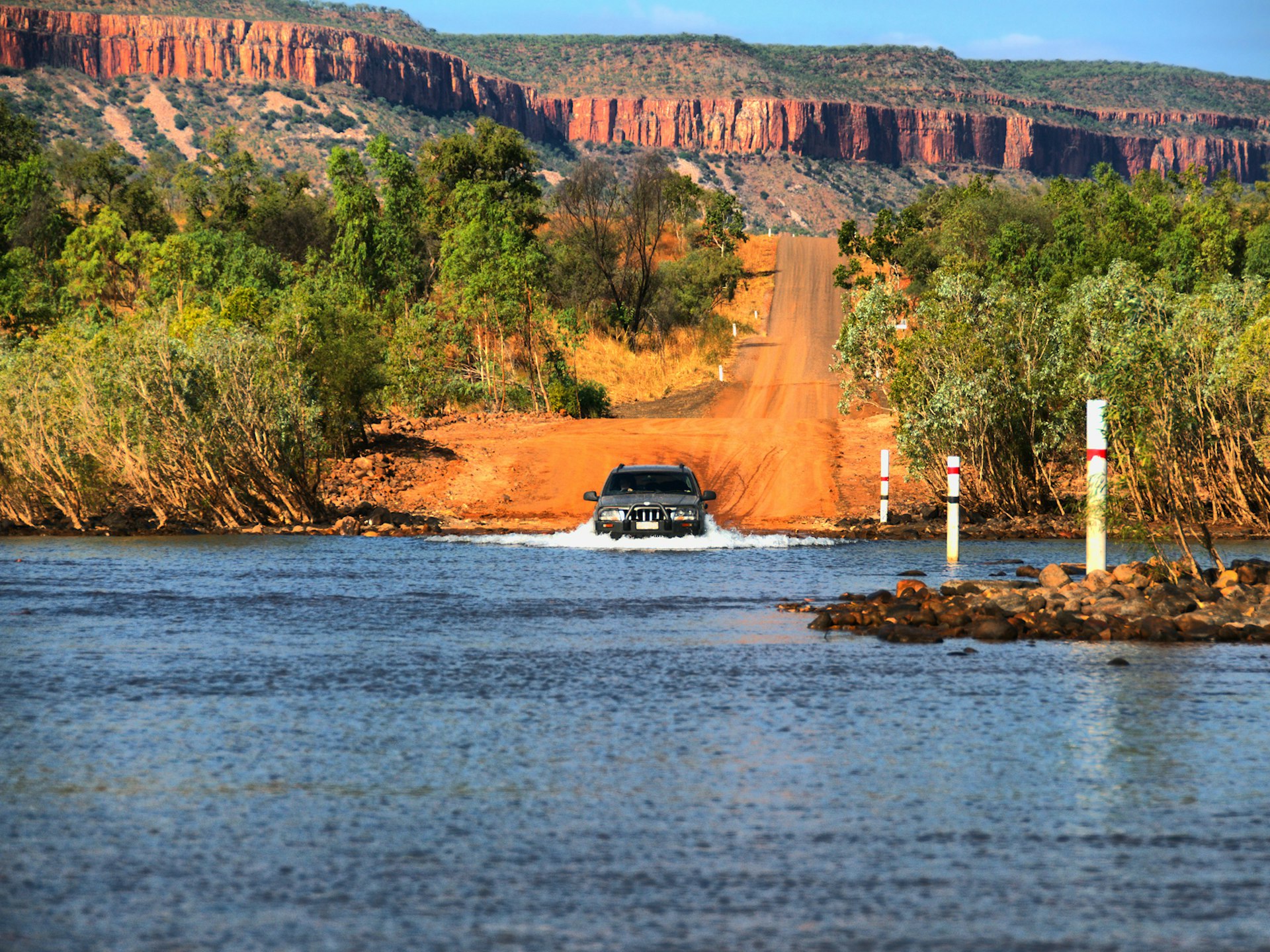 A 4x4 fords the Pentecost River © AustralianCamera / Shutterstock