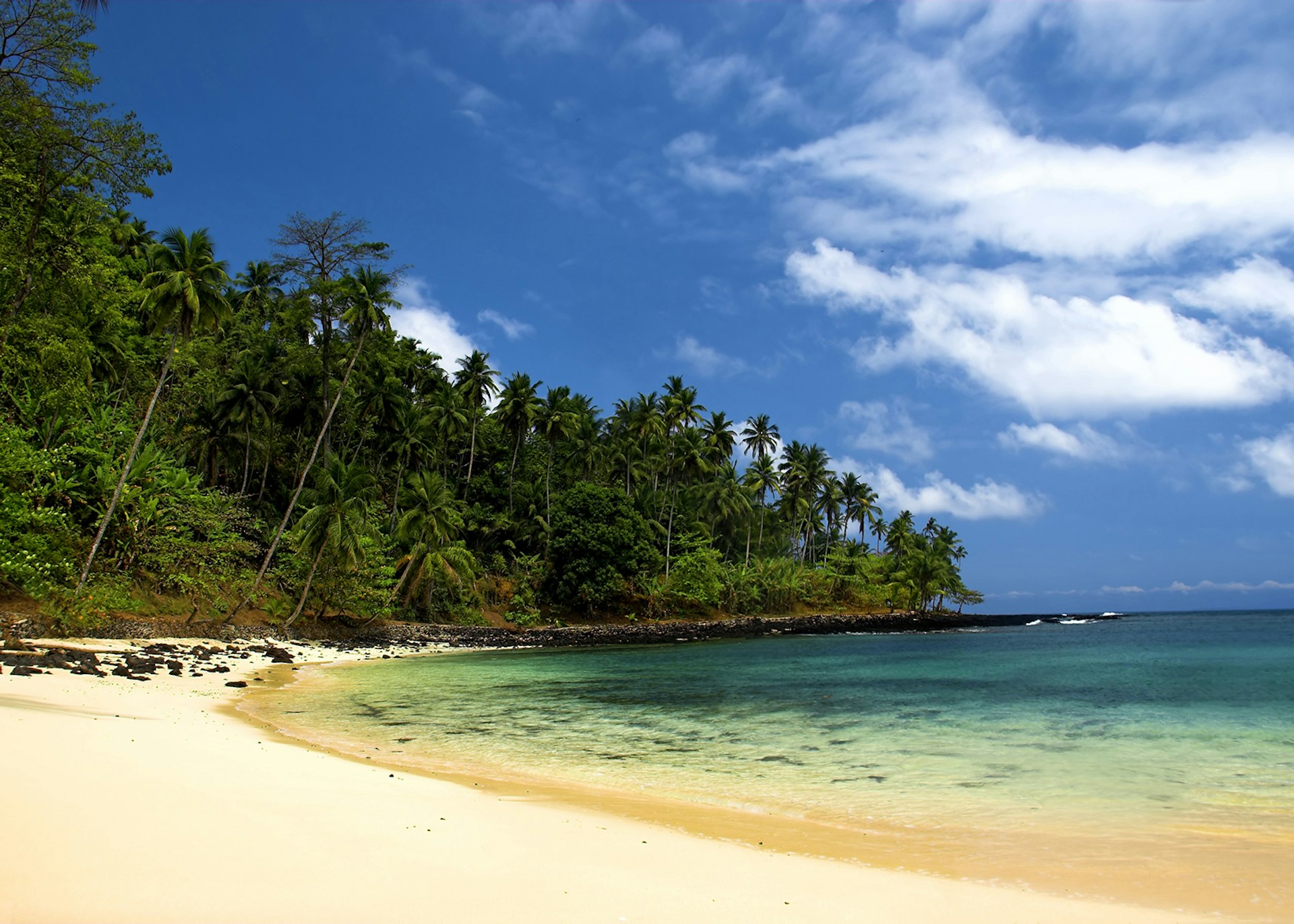 An empty beach on São Tomé © iko / Shutterstock