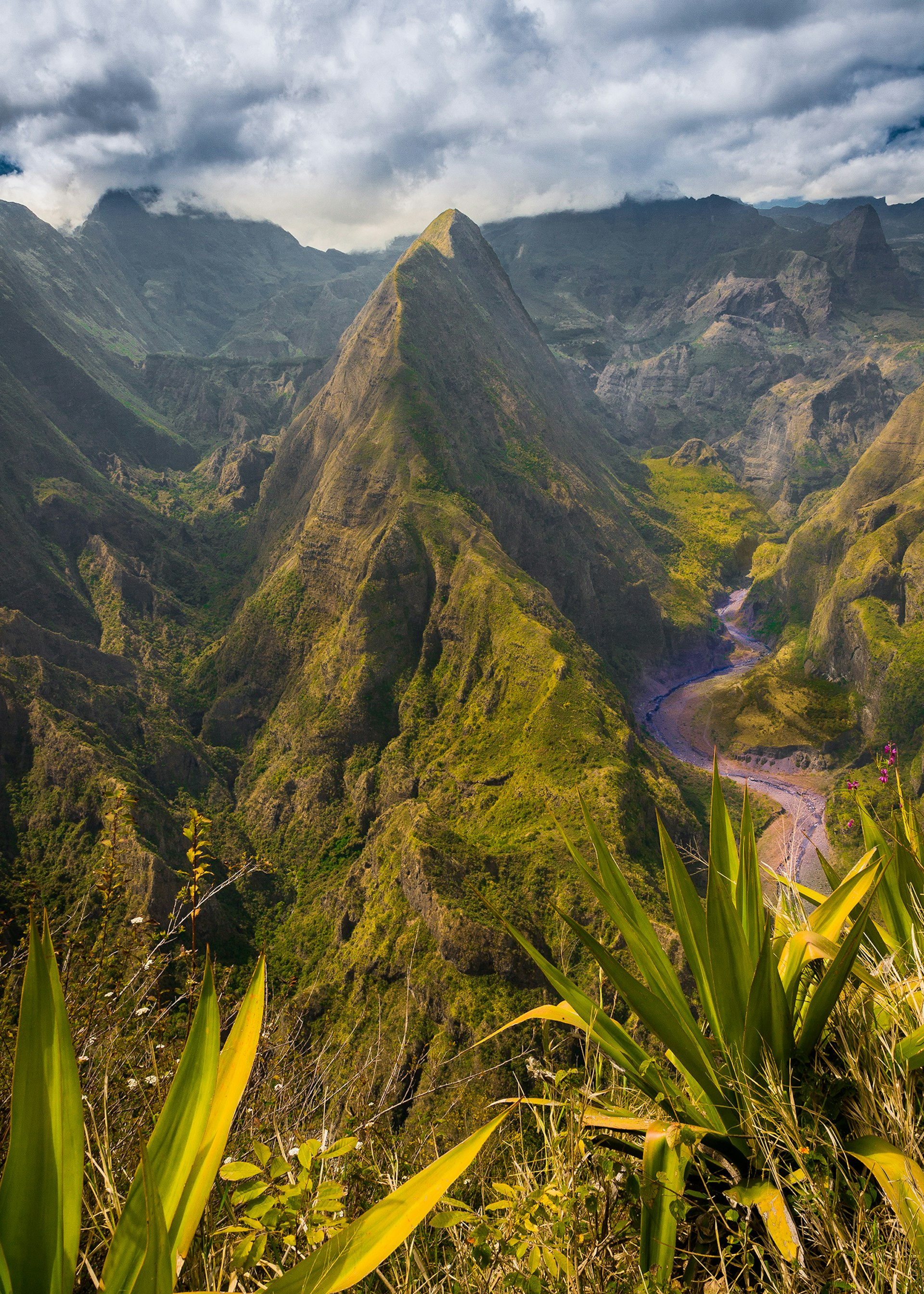 Aerial view of mountains on Reunion Island © GGerland / Getty Images