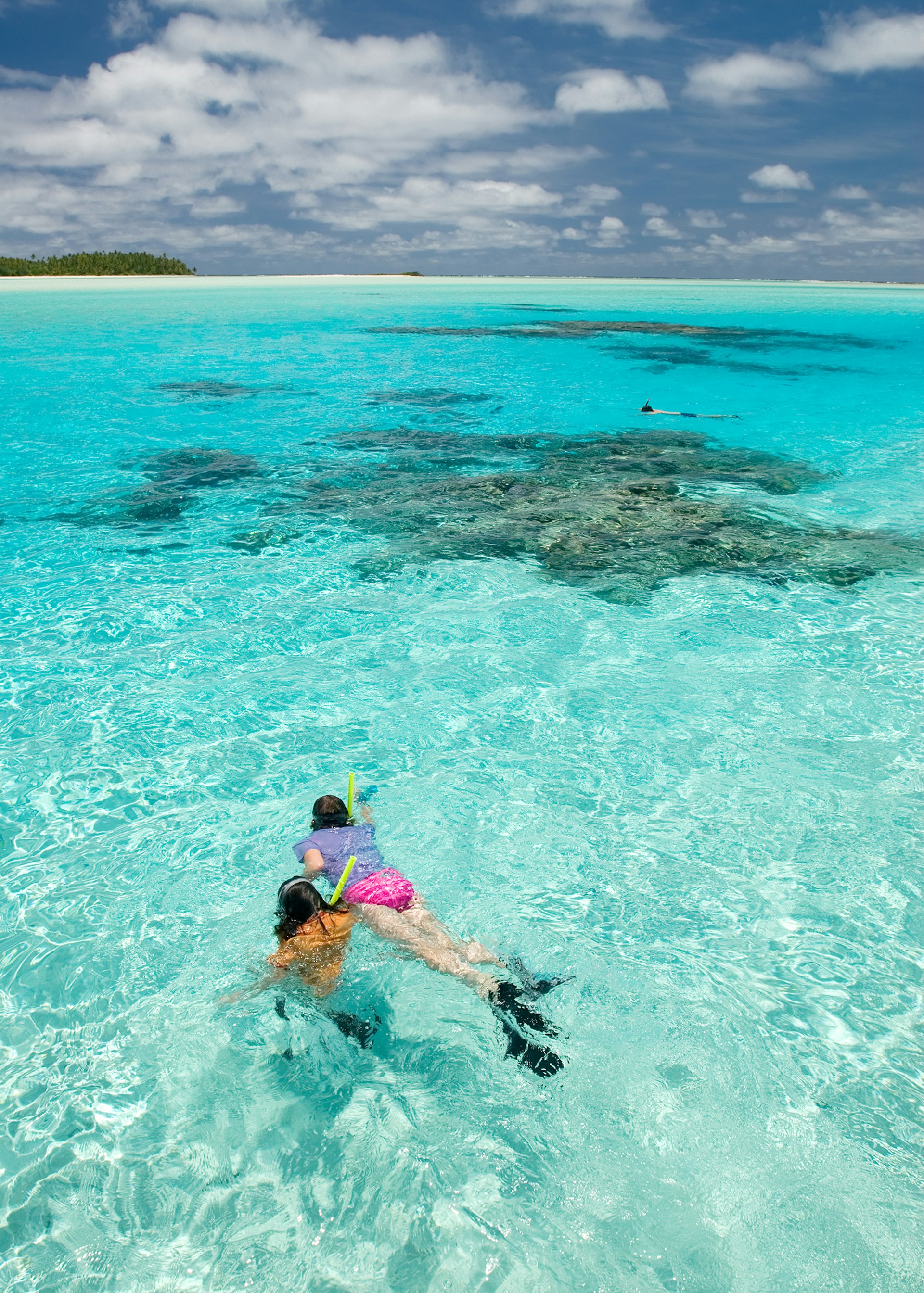 Couple snorkelling in the Cook Islands © elmvilla / Getty Images