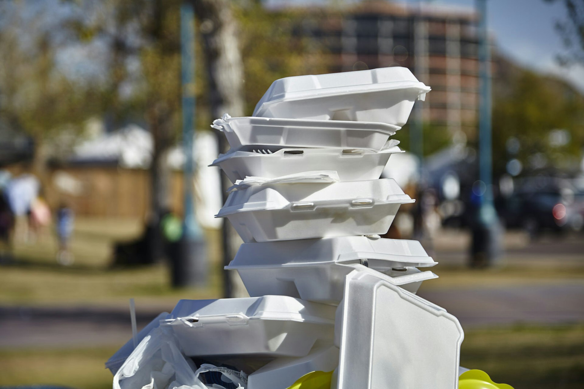 Stack of styrofoam containers © Wingedwolf / Getty Images