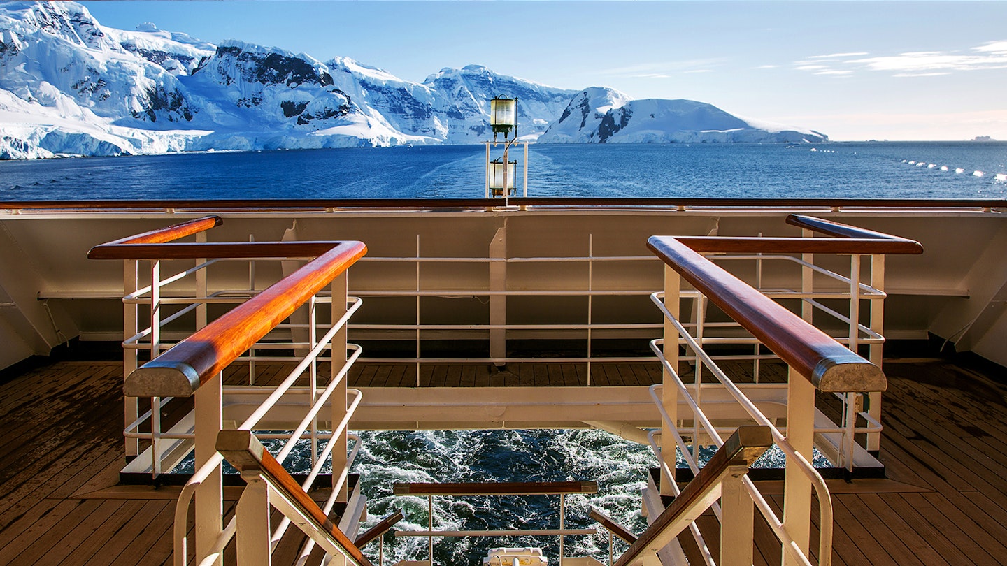 A view of Paradise Bay from the deck of a cruise ship in the Antarctic Peninsula © Artie Photography / Getty Images