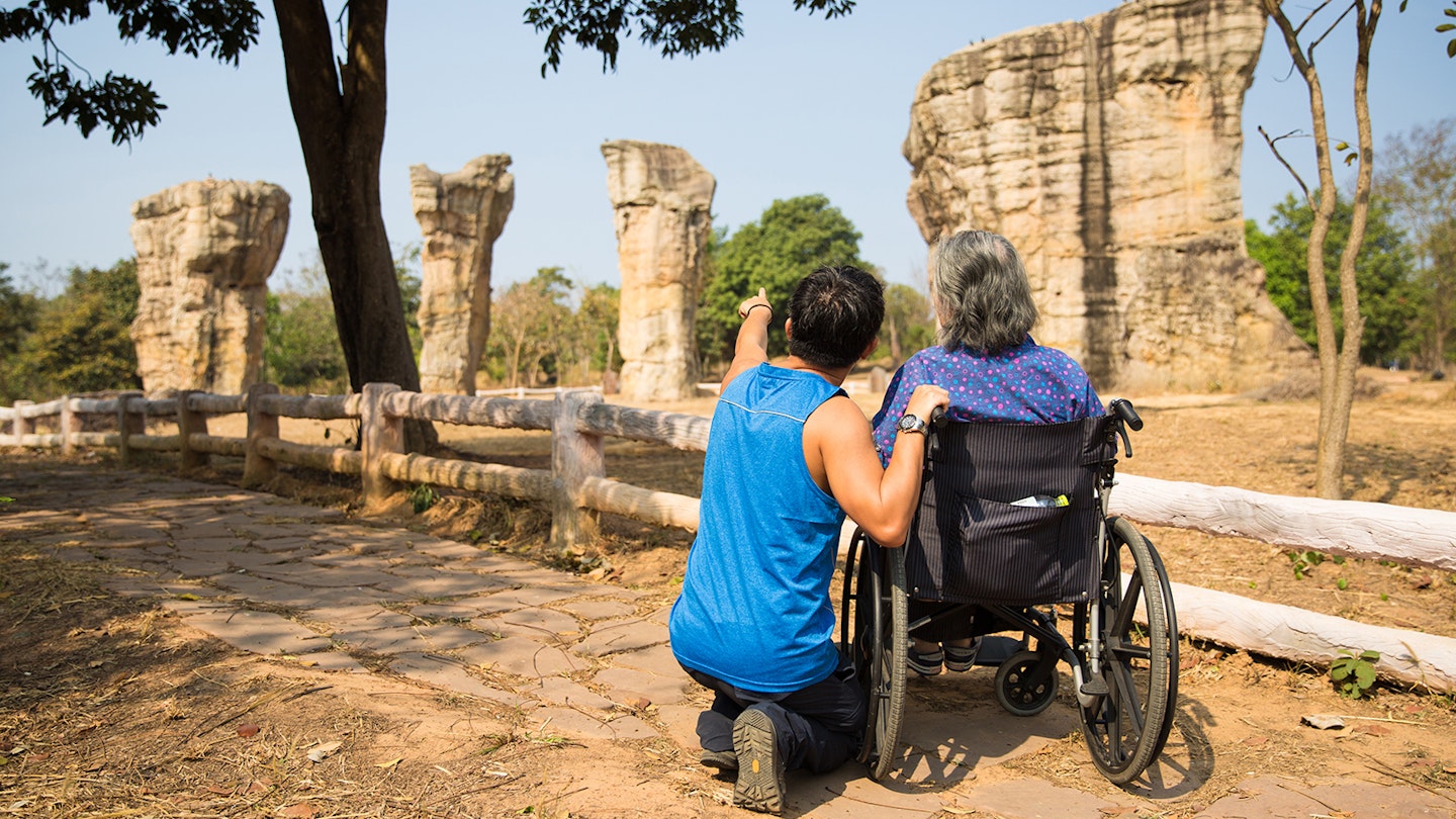 A man and a wheelchair traveller visiting ancient ruins in Thailand © Chakarin Wattanamongkol / Getty Images