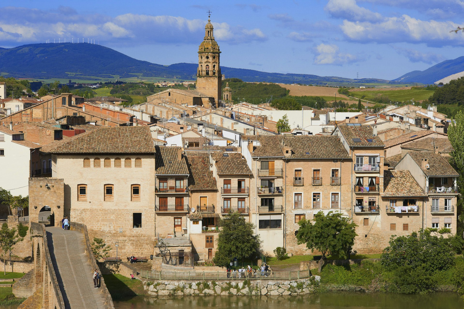 A six-arched medieval bridge leads into Puente la Reina