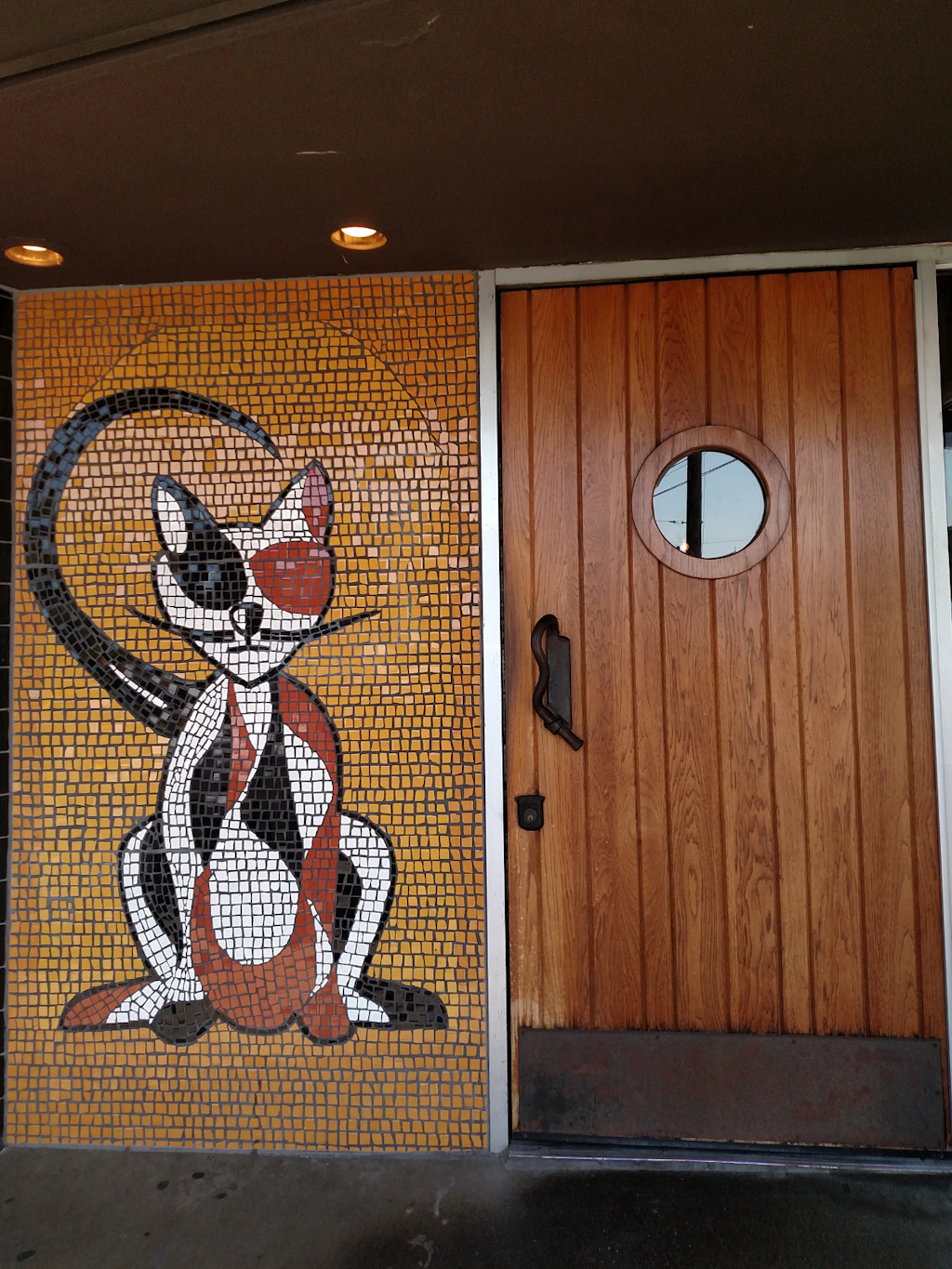 Southern-inspired food awaits through the doors at the Country Cat in Montavilla © Becky Ohlsen / Lonely Planet