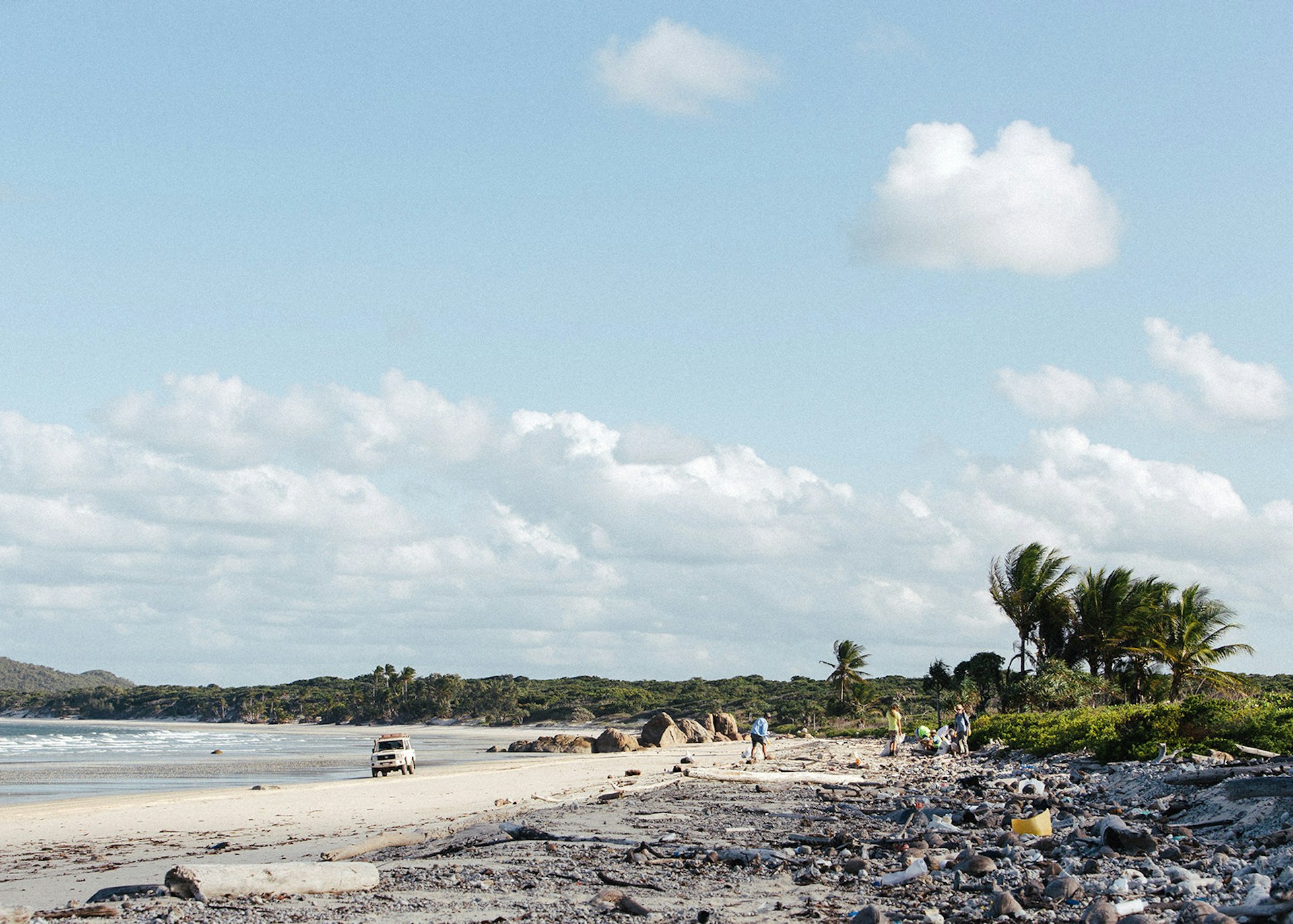 The volunteers of the Clean Coast Collective cleaning up a beach in Australia © Clean Coast Collective 