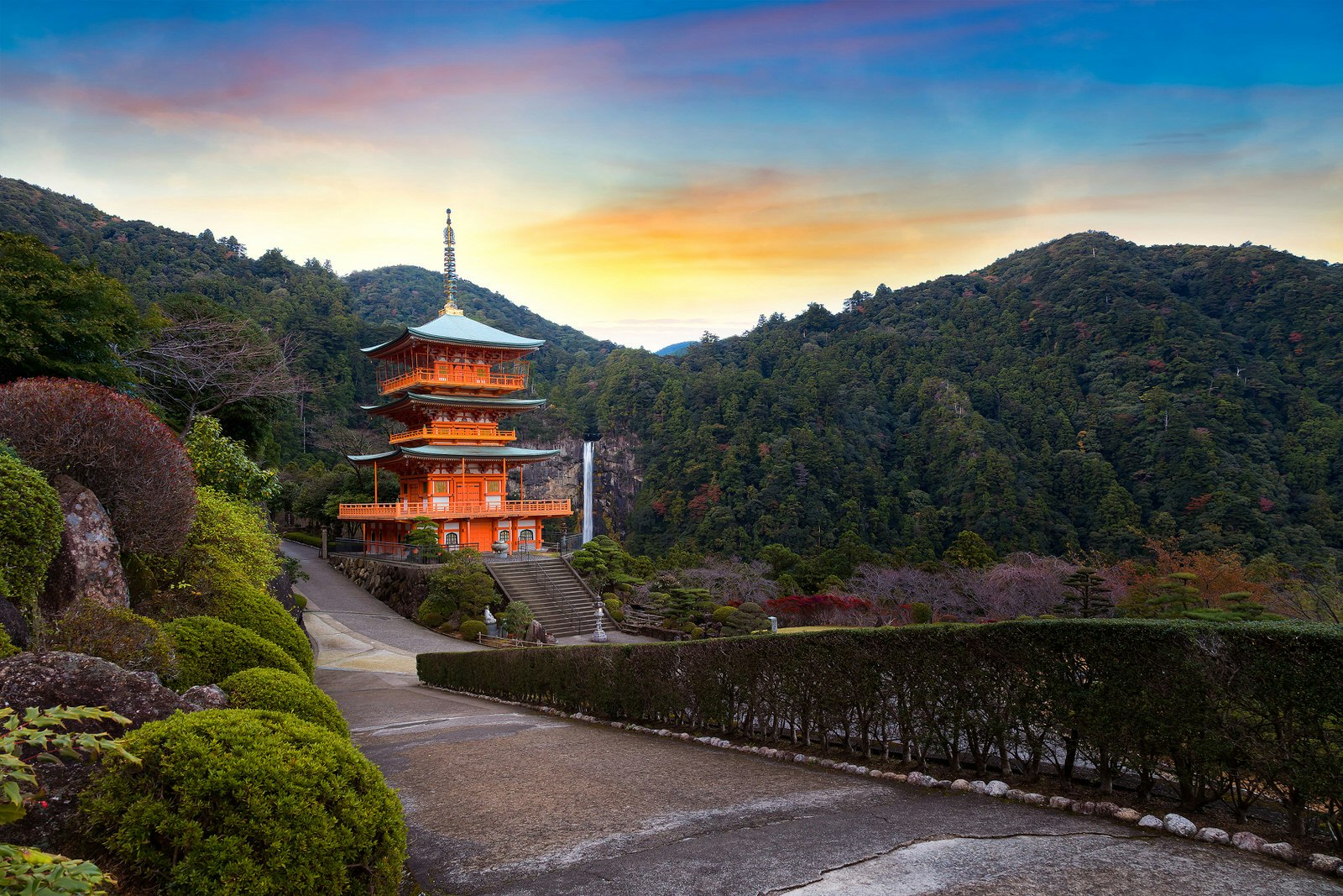 Features - nachi-waterfall-pagoda-422583dca086