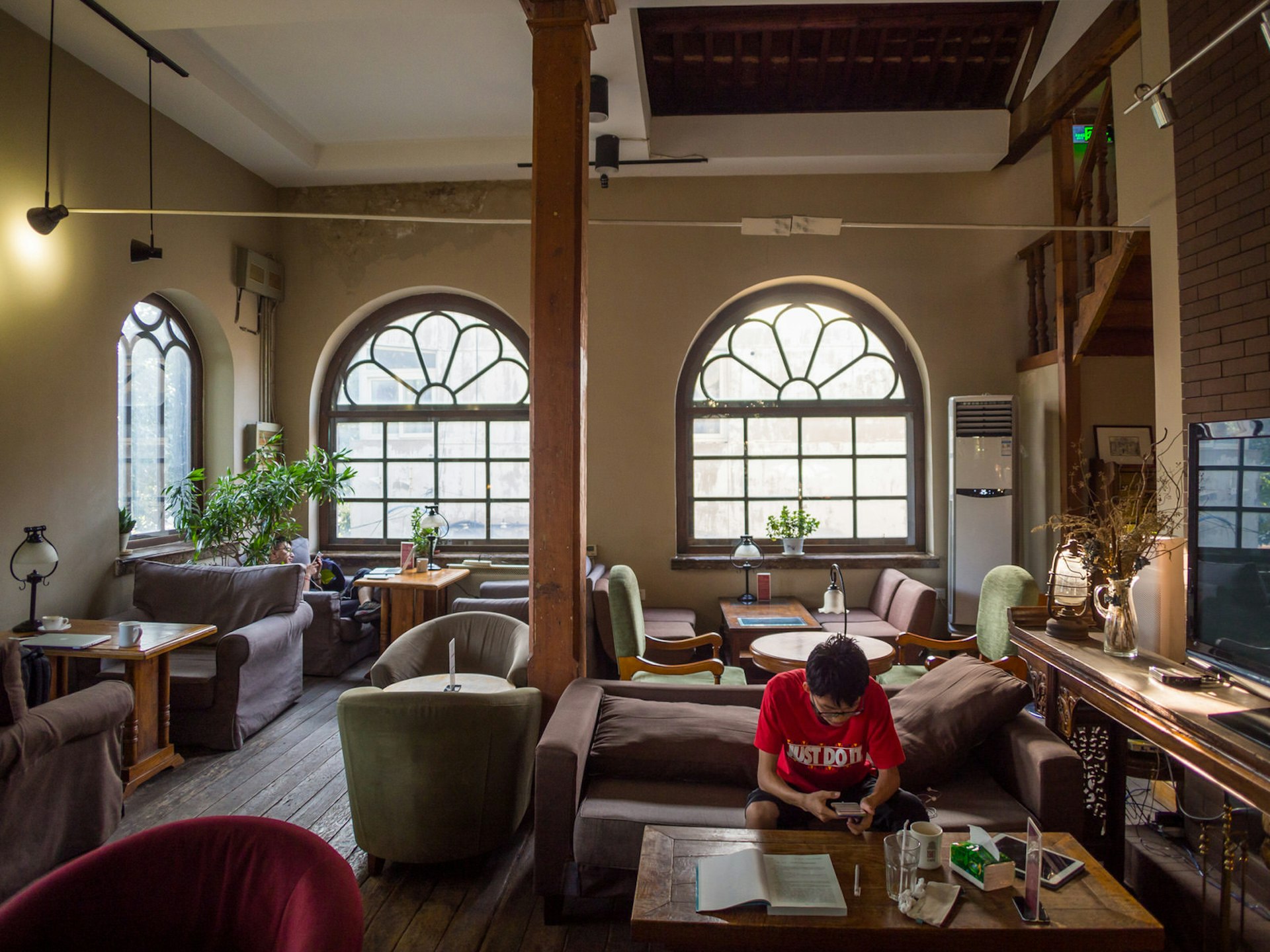 Laid-back atmosphere at 1901 Cafe © Tom O'Malley / Lonely Planet