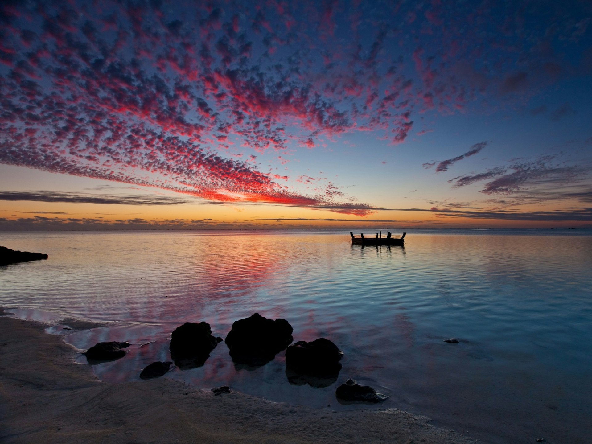 Sun sets over the sea, Aitutaki Island, horizon, Pacific Resort Aitutaki