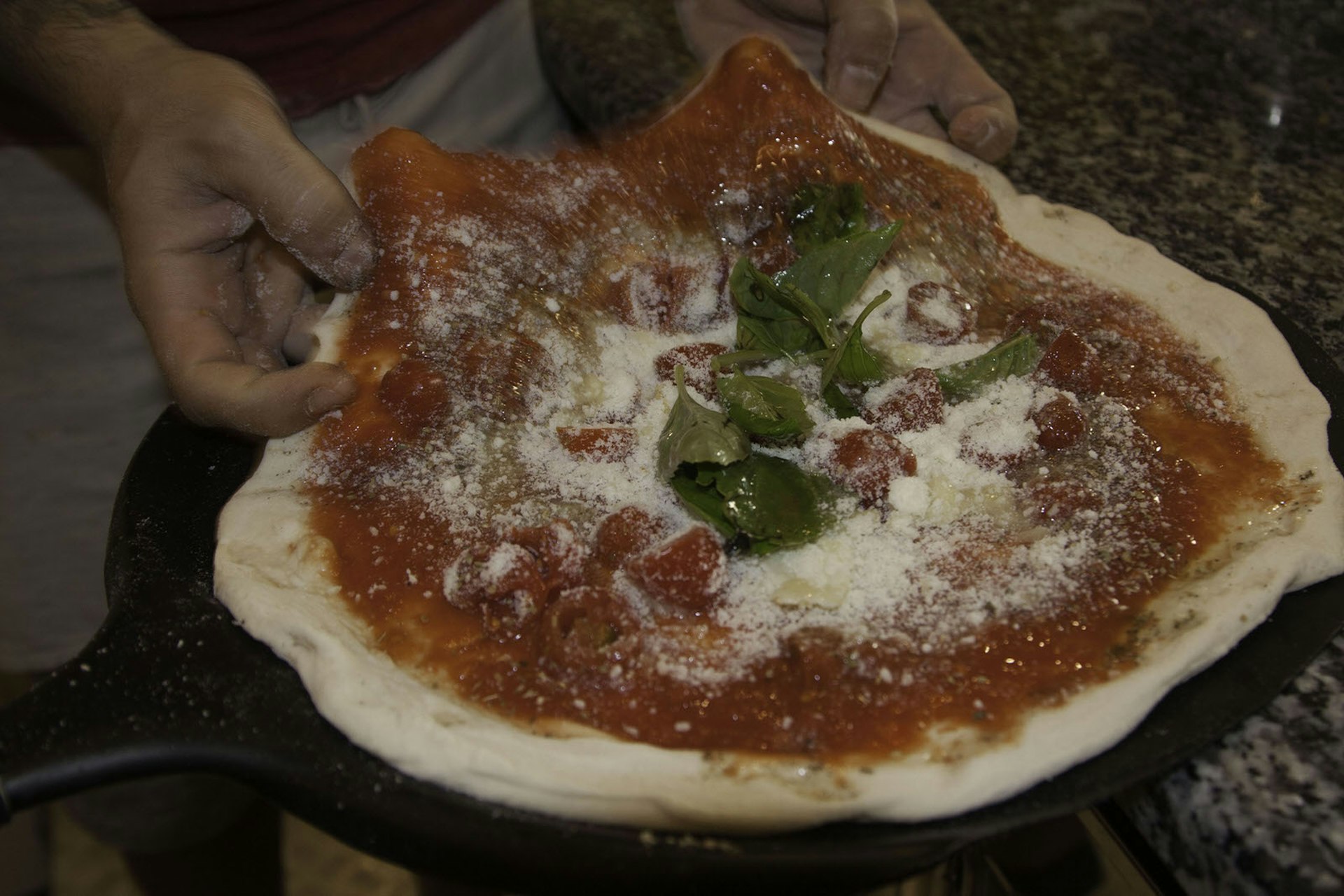 Making Marinara pizza at Pizzeria Starita © Kristin Melia / Lonely Planet