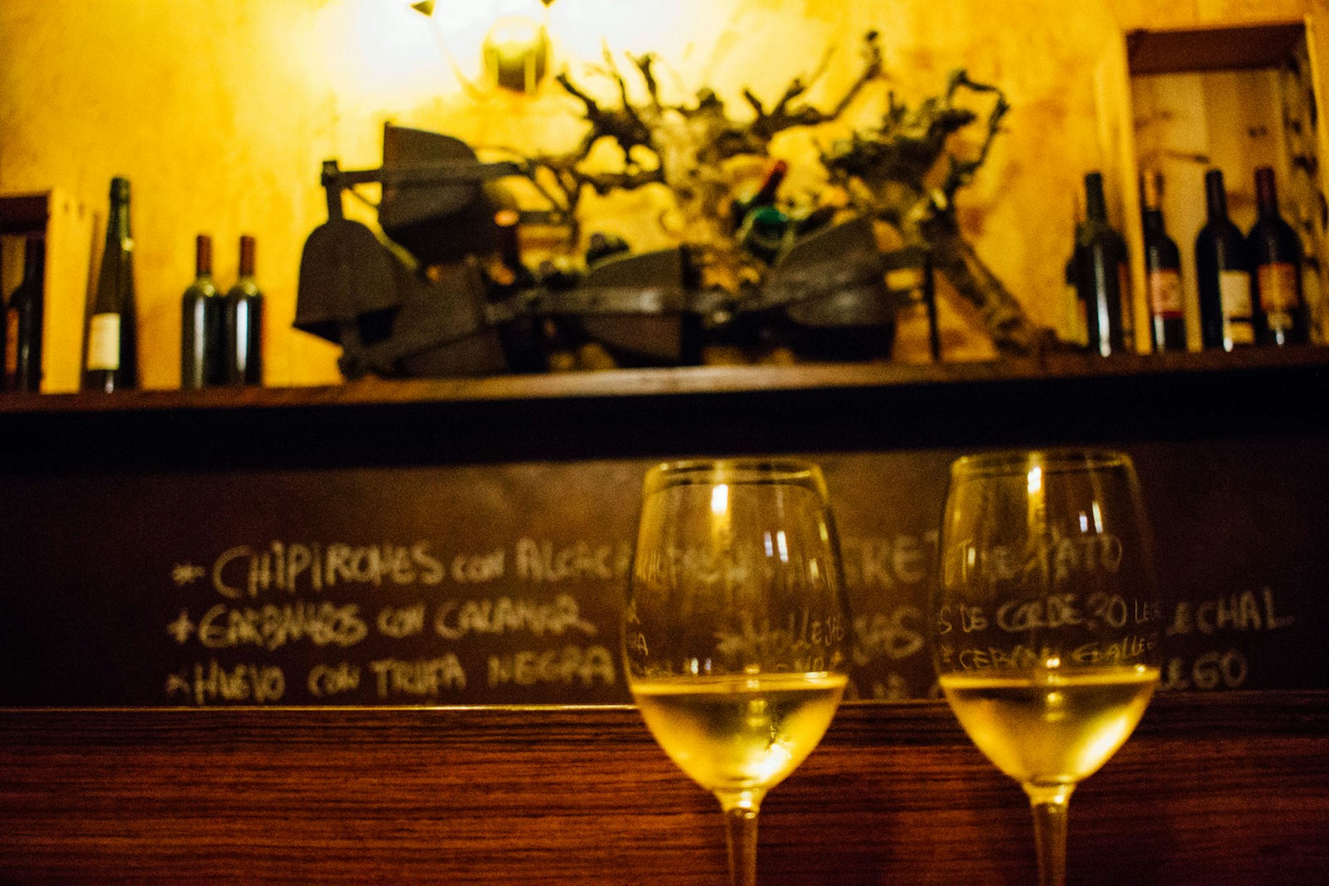 White wine and chalkboard recommendations at El Tempranillo © Cassandra Gambill / Lonely Planet