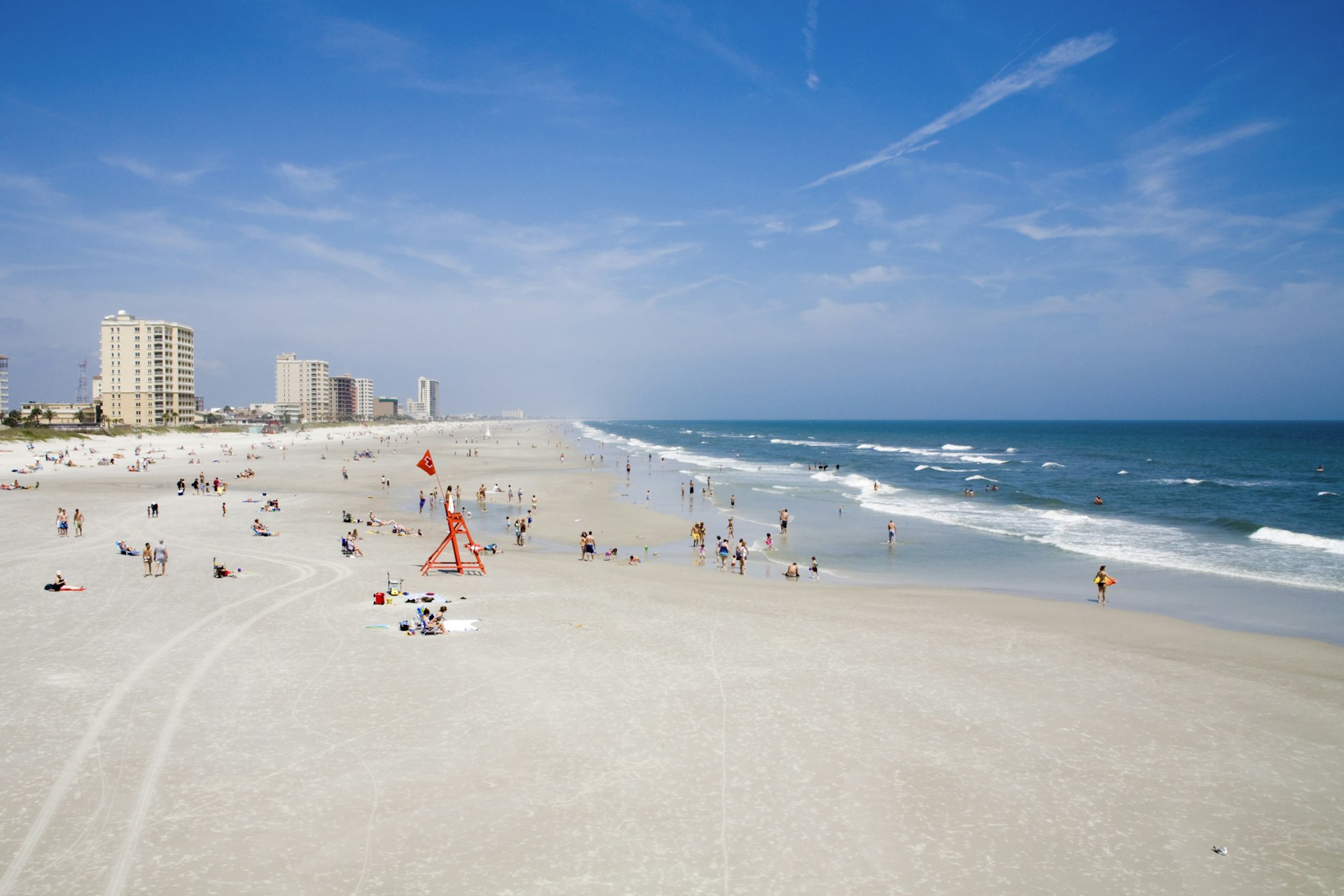Features - USA, Florida, people on Jacksonville beach