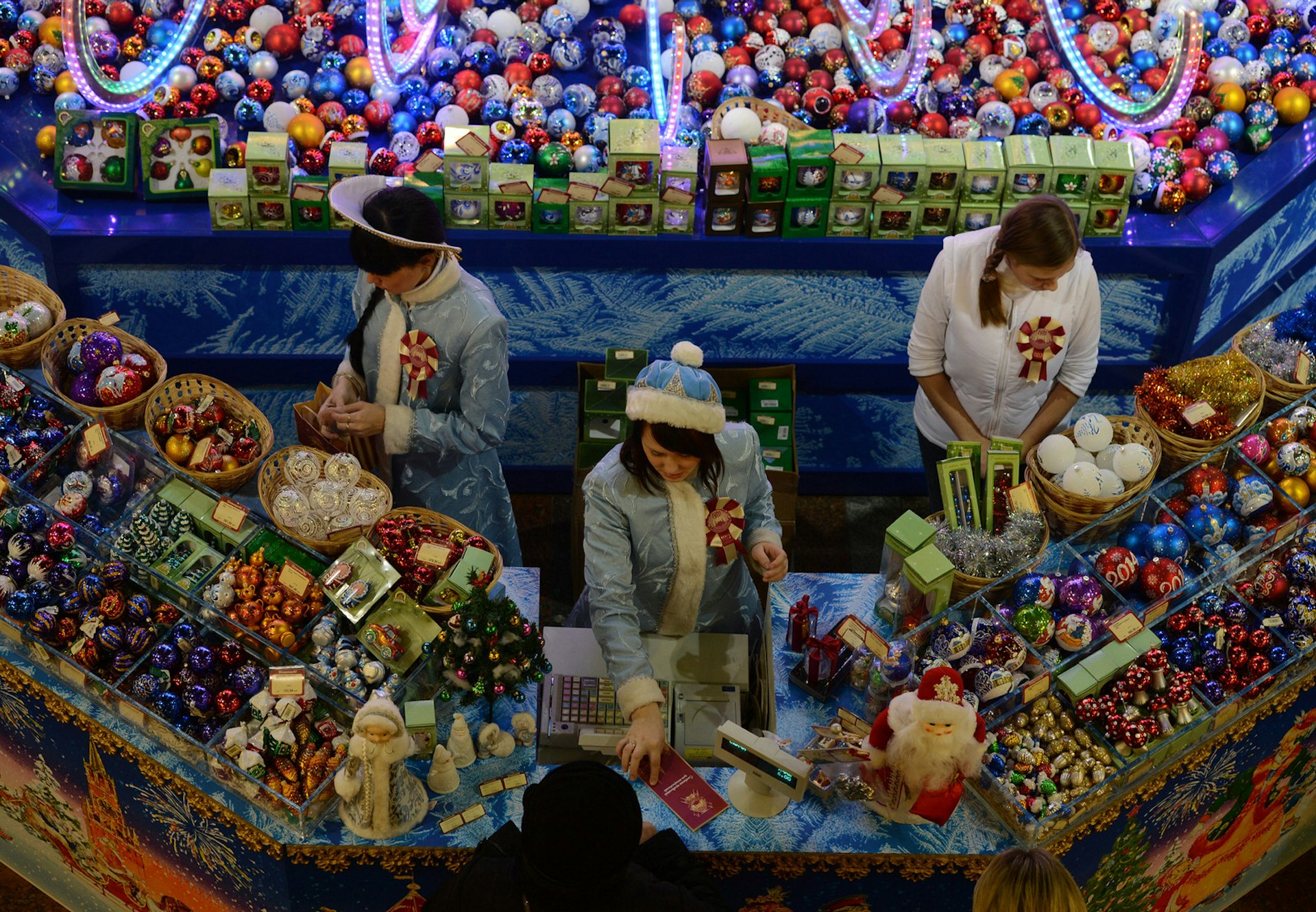 Christmas shopping secrets: A high-angle shot of three Christmas decoration sellers in Moscow © Adadolu Agency / Getty Images