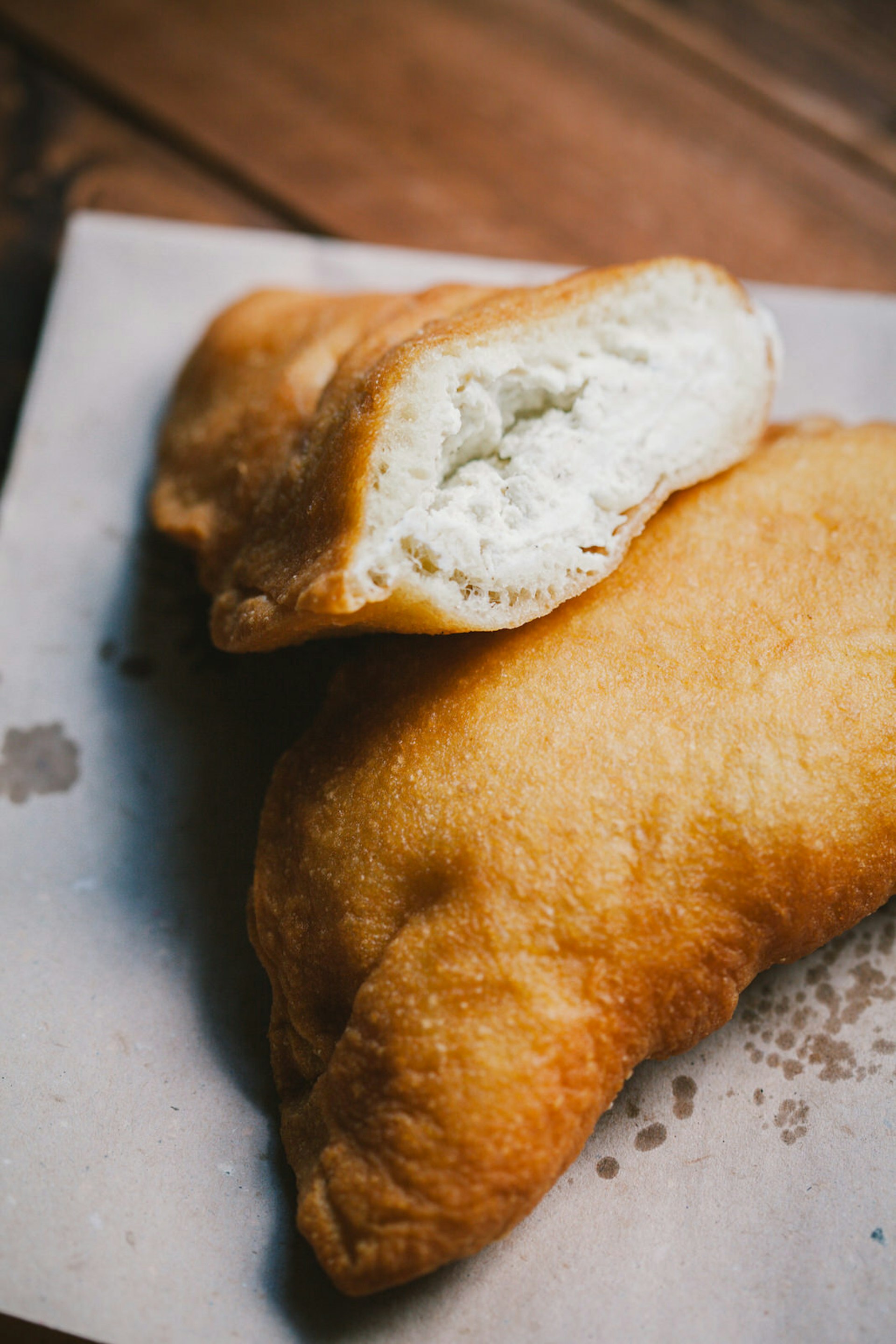 Deep fried pizza filled with ricotta cheese © Angelafoto / Getty Images