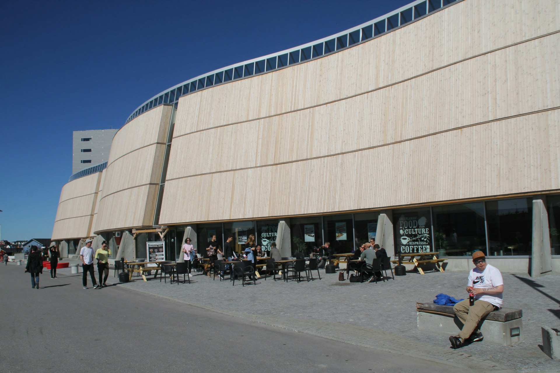 Den böljande fasaden på Katuaq Cultural Centre, Nuuk