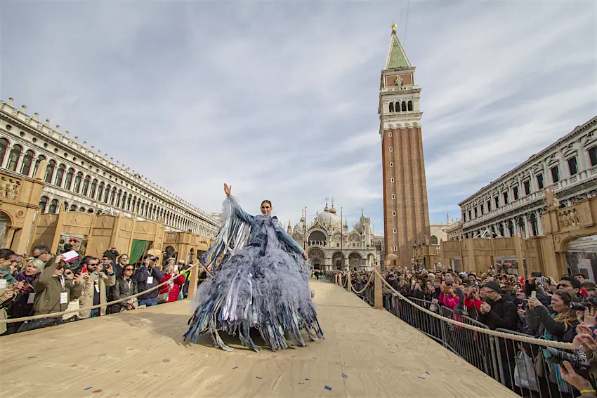 Flight of the Angel Huge crowds flock to watch the Flight of the Angel in Piazzo San Marco.