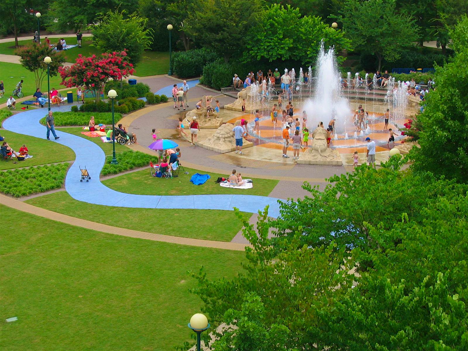 Features - Chattanooga Family Fun families play in Coolidge Park, a green space in Chattanooga