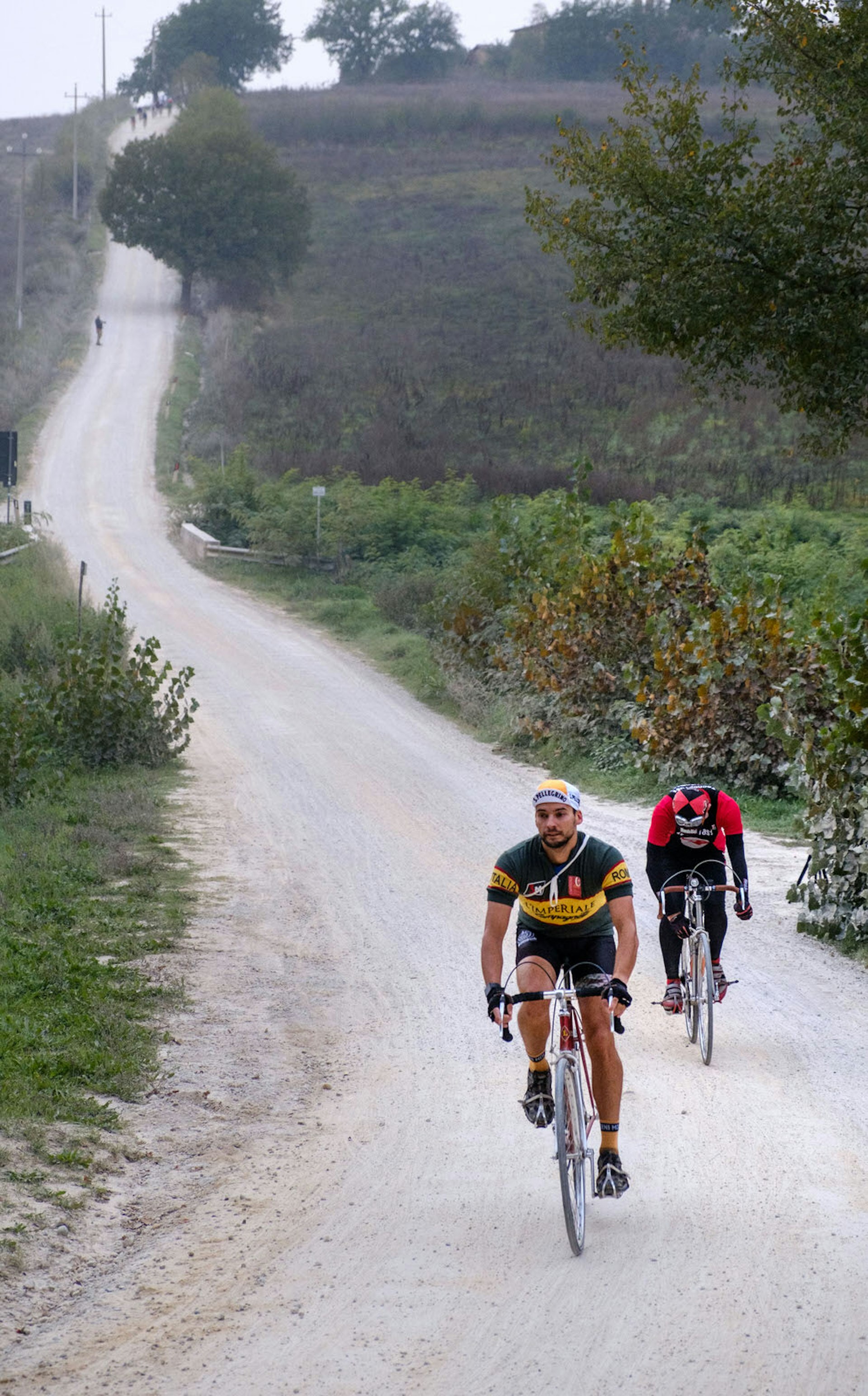 Two male cyclist ride uphill on one of the strade bianche backroads © Thomas Lohnes/Getty Images