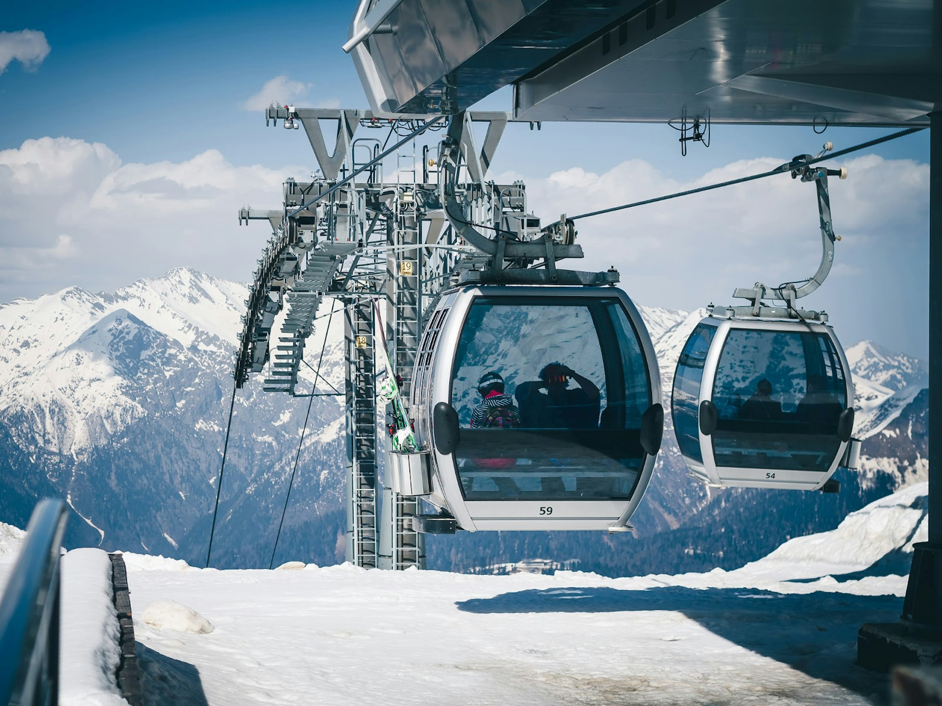 The cable car leading up to the top of the Roza Khutor ski resort at Krasnaya Polyana © KvaS / Shutterstock
