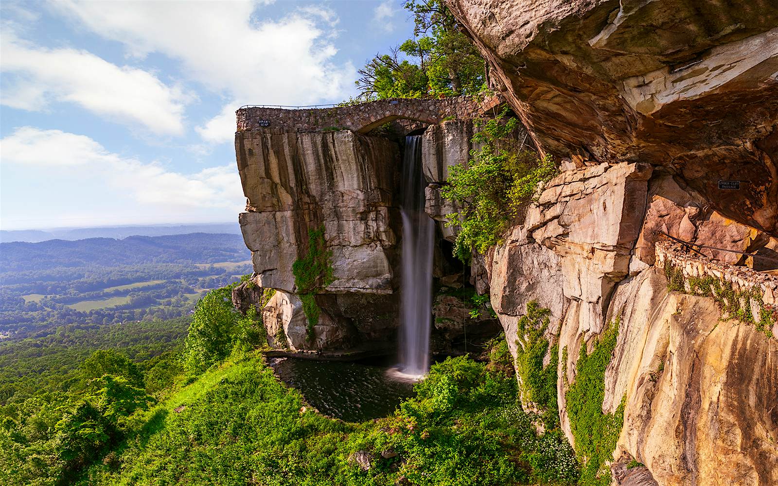 Features - Lover's Leap Waterfall, Lookout Mountain, Georgia, America craggy sandstone overlook for Lover's Leap on Lookout Mountain