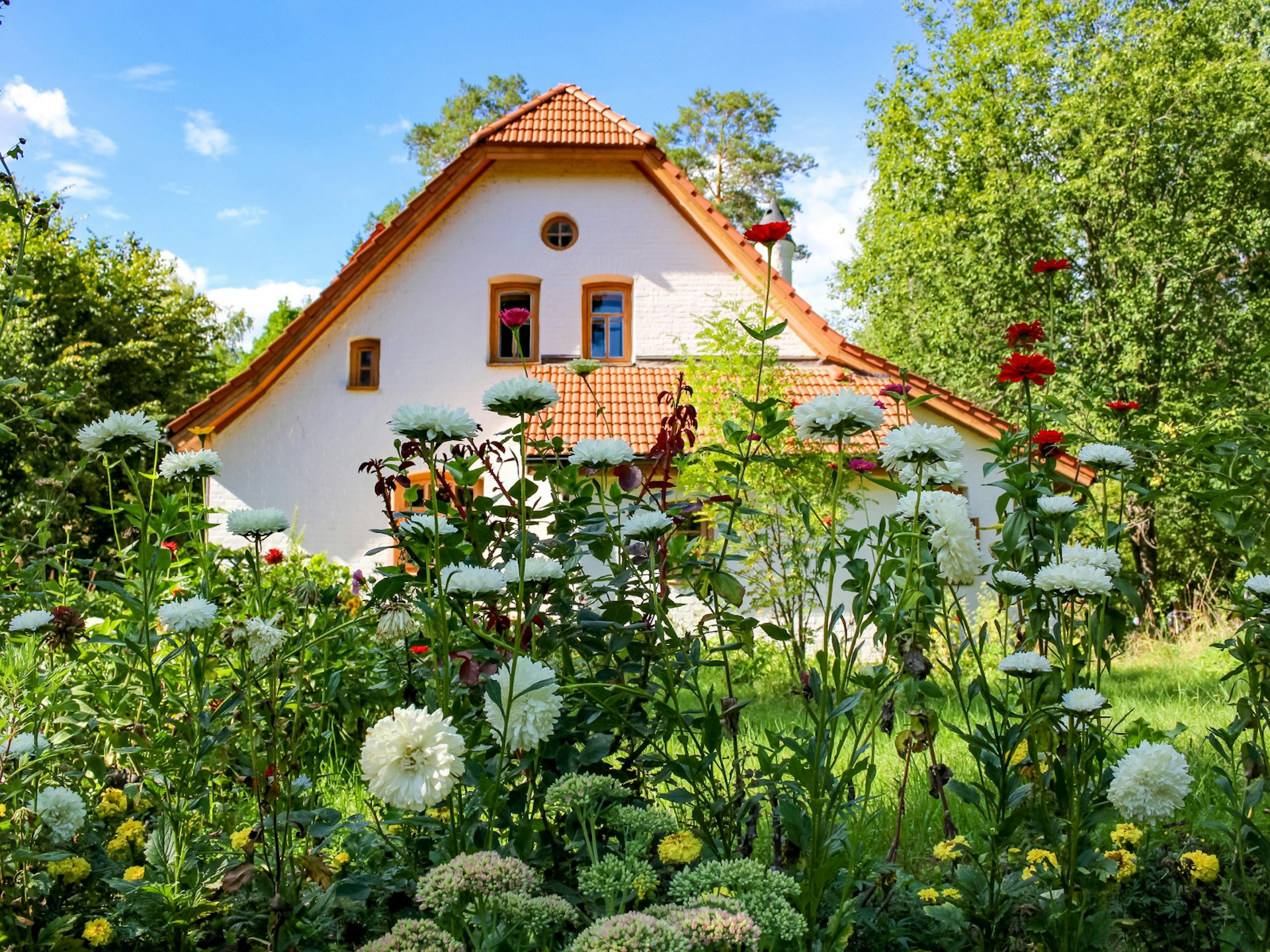 The Abbey, a charming cottage that's home to an artists’ studio in Polenovo © Yiriy Mezenmir / Shutterstock