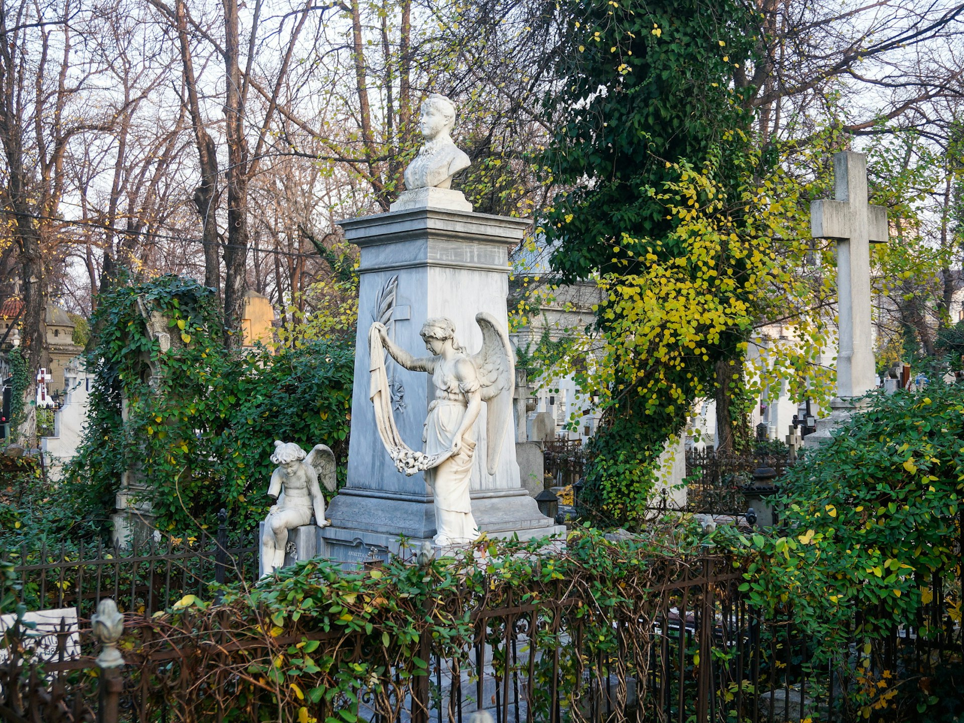 Bucharest's Bellu Cemetery, the final resting place of many celebrated historical figures © Monica Suma / Lonely Planet