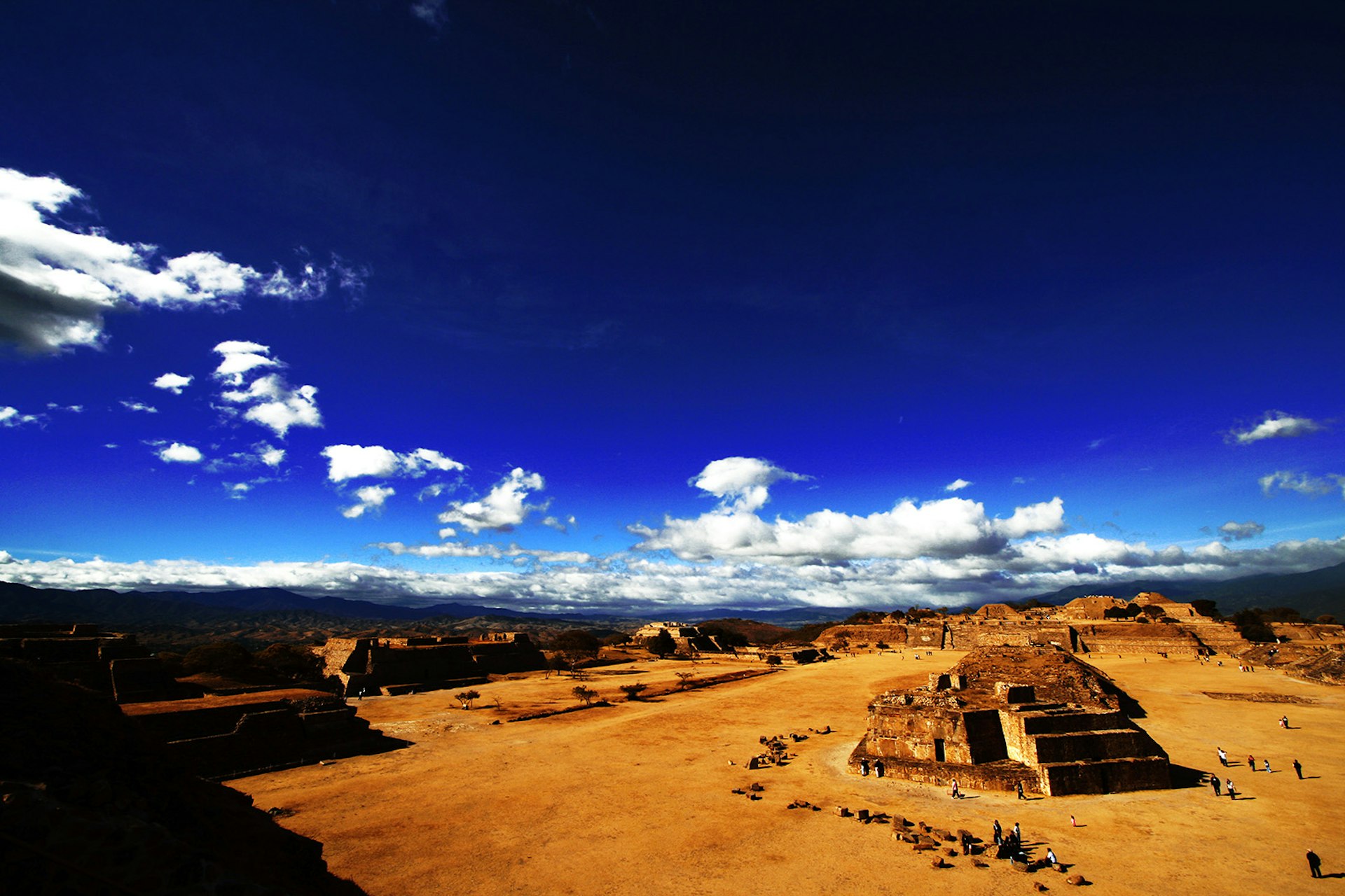 Features - Monte Alb?n