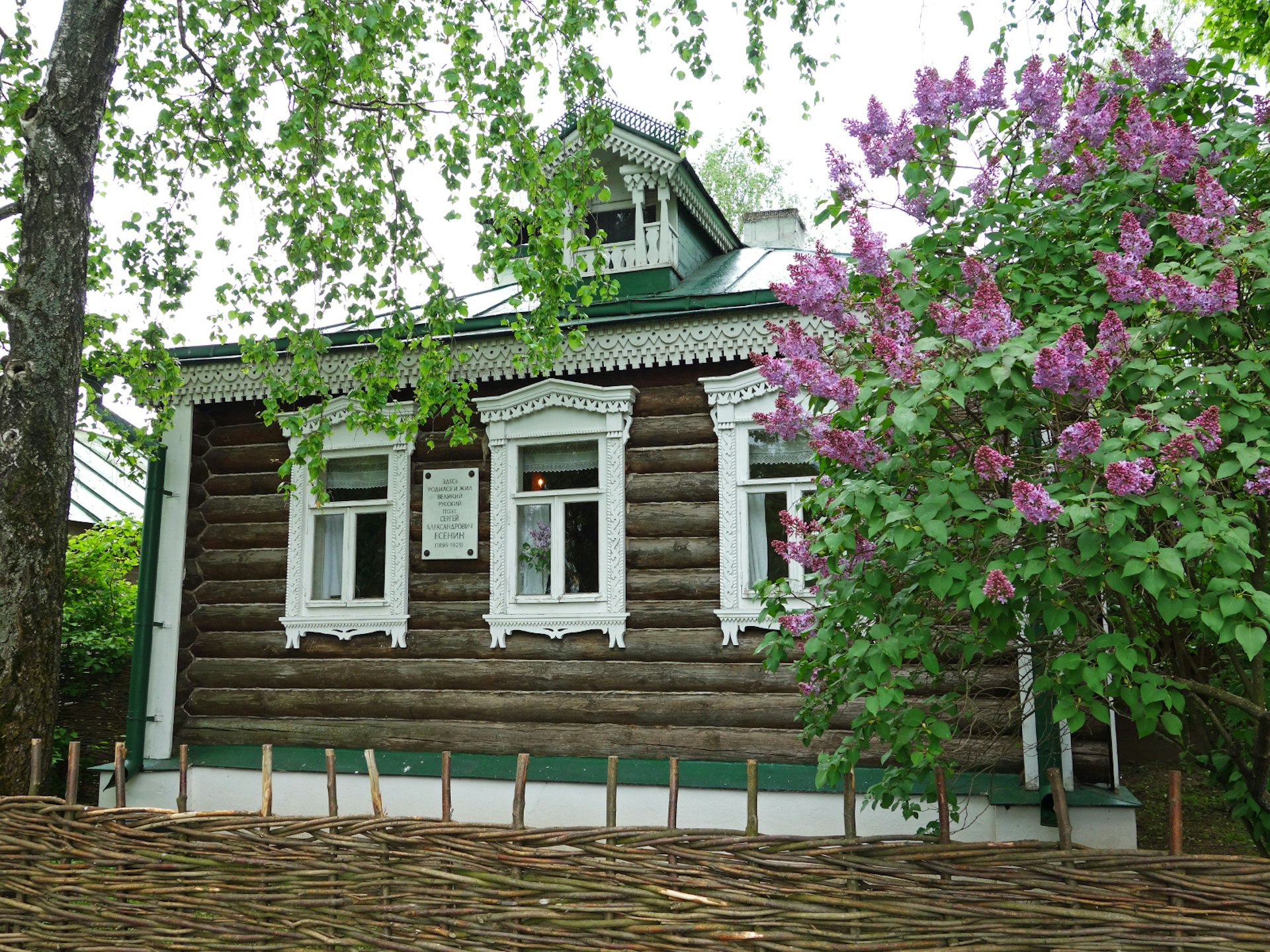 The house-museum of Russian poet Sergey Yesenin in the village of Konstantinovo © Luka Kikina / Shutterstock