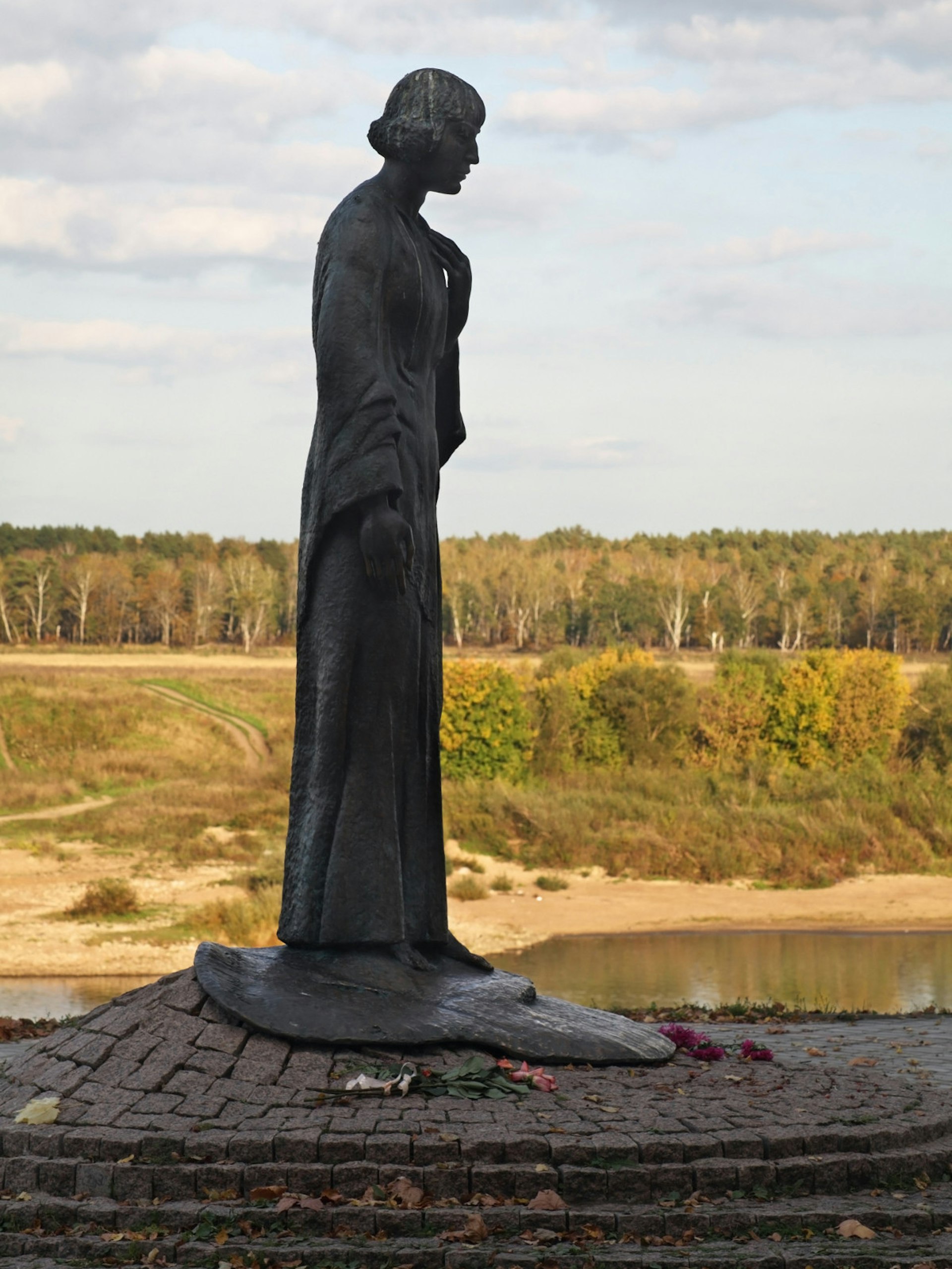 The statue of Marina Tsvetaeva, a tragic figure of Russian poetry, in Tarusa © Andrey Shevchenko / Shutterstock