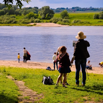 Artist painting at the summer beach on the river Oka in Polenovo © Irina Korsakova / Shutterstock