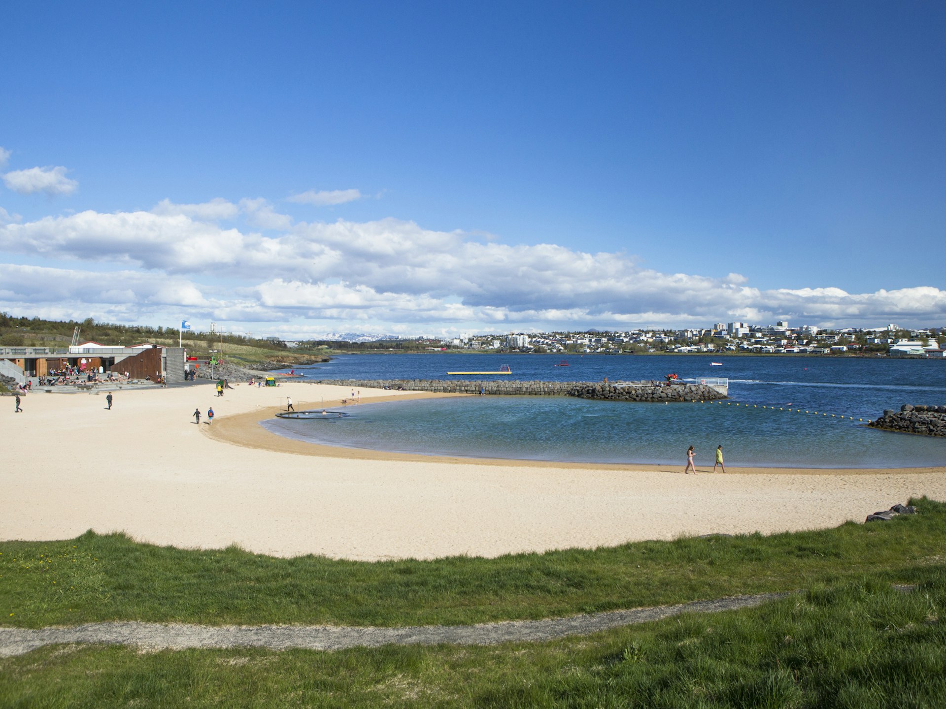 Reykjavík's Nautholsvik Geothermal Beach on a sunny day © Matthew Micah Wright / Getty Images