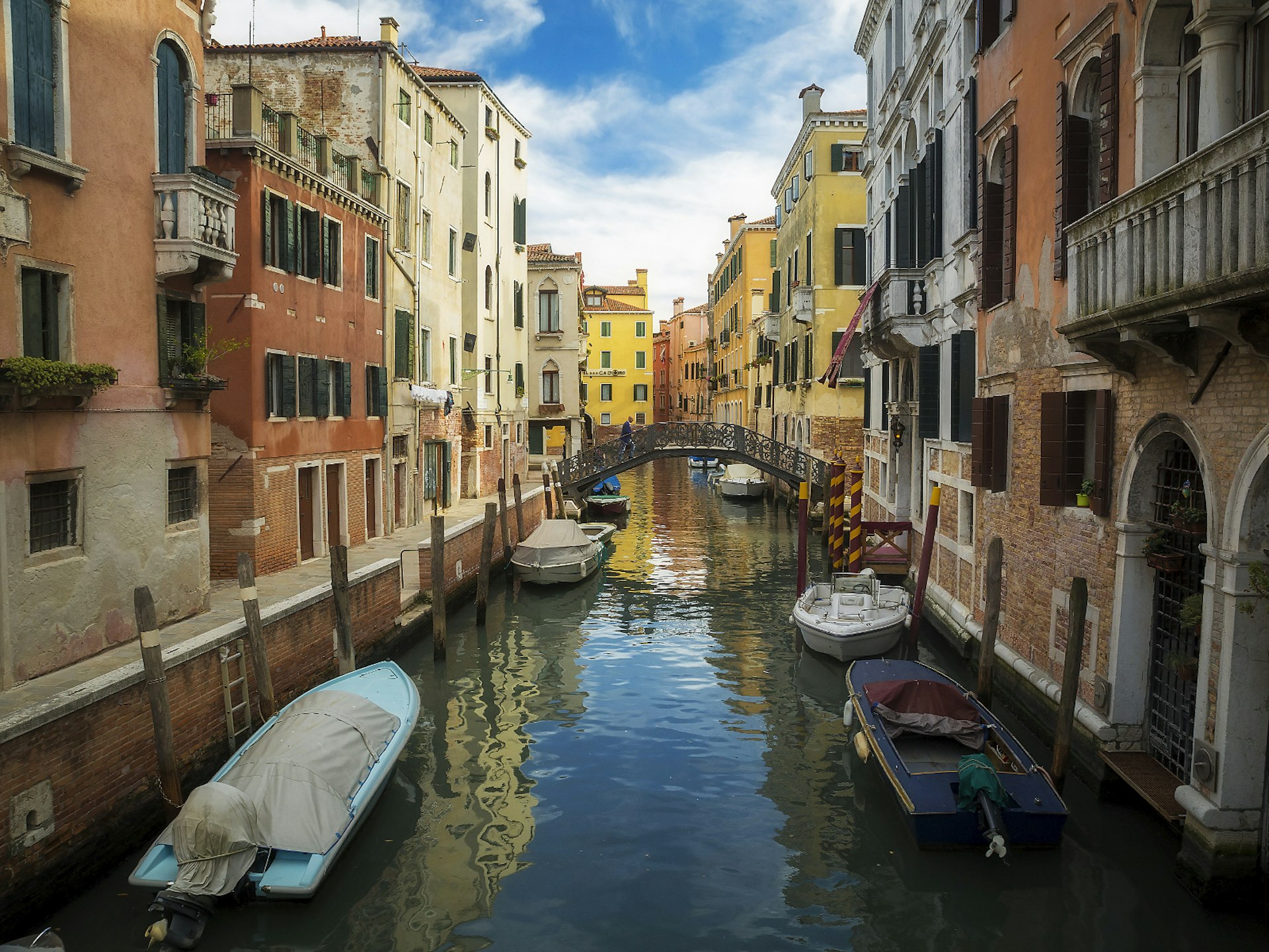 Colourful houses either side of a canal in Cannaregio, Venice © Chase Dekker Wild-Life Images / Shutterstock