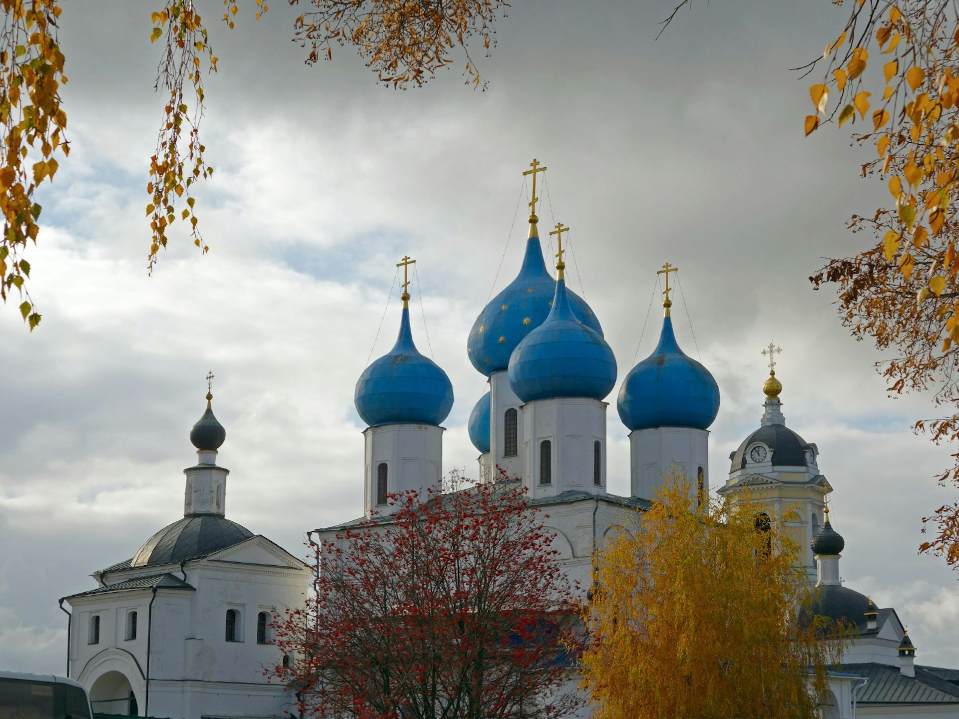 The gold-and-blue domes of the medieval Vysotsky monastery in Serpukhov © Luka Kikina / Shutterstock