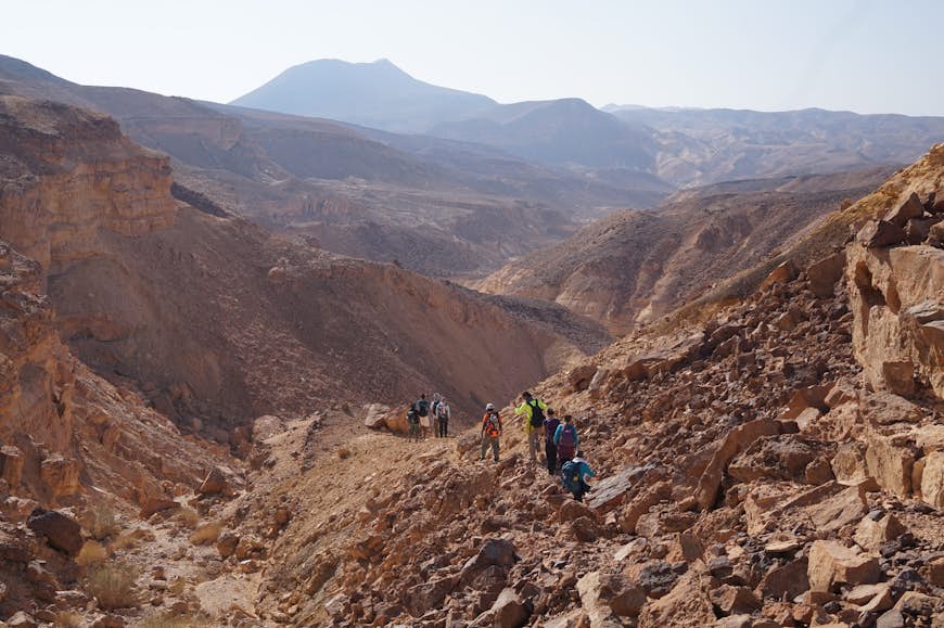 En grupp vandrare som går längs en bergig del av Sinai Trail