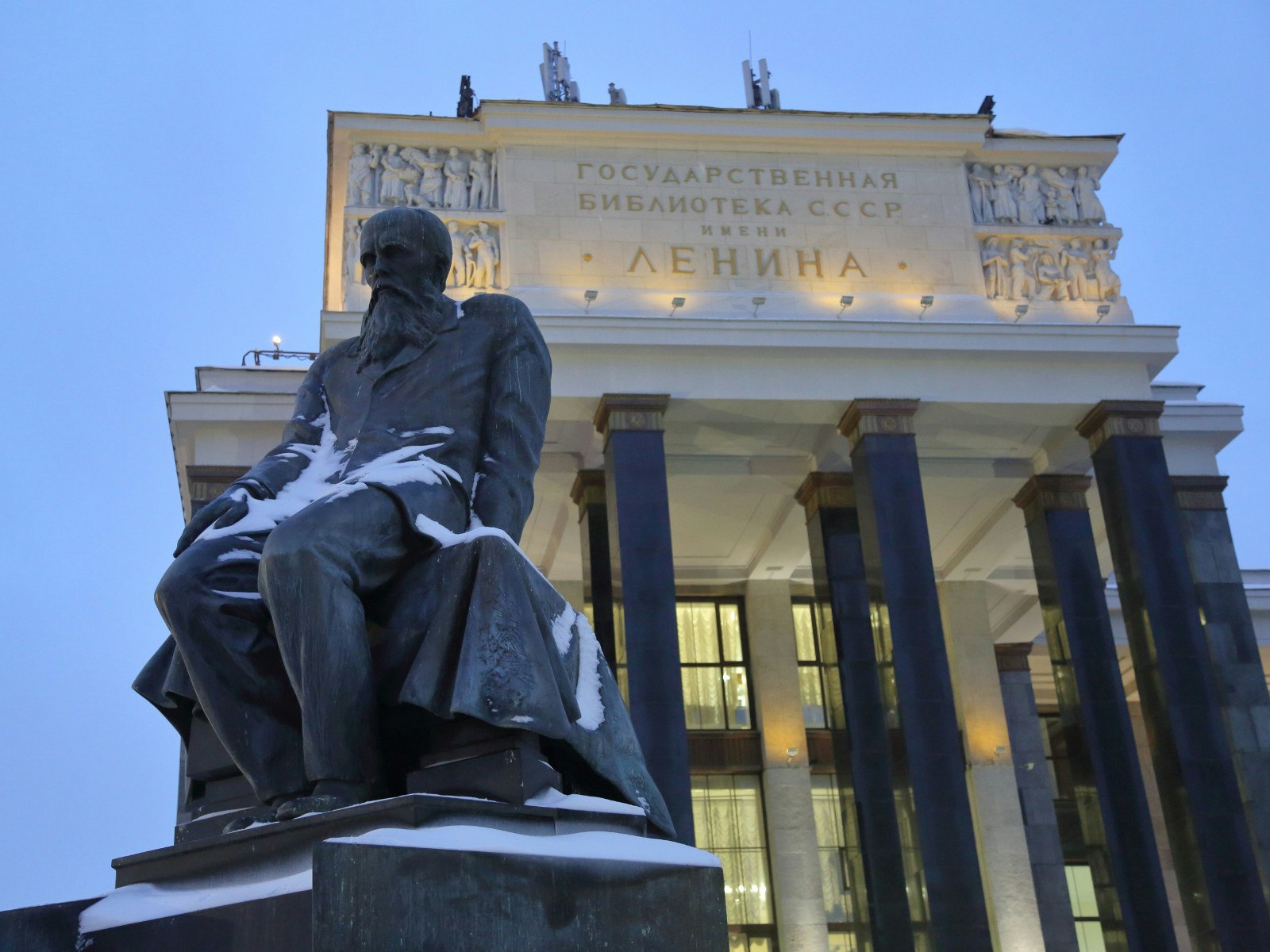 The monument to writer Fyodor Dostoevsky in front of the Russian State Library in Moscow © Lagutkin Alexey / Shutterstock