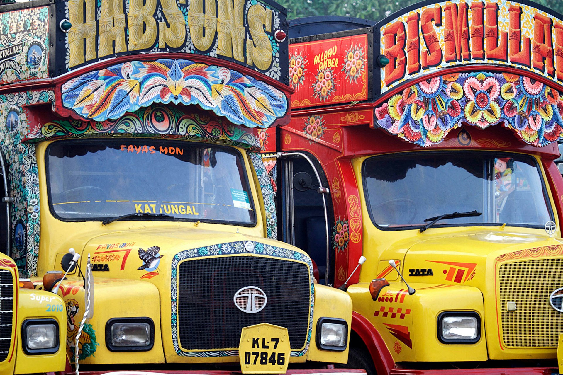 Indian trucks with vividly colourful signboards © Will Gray / Getty Images