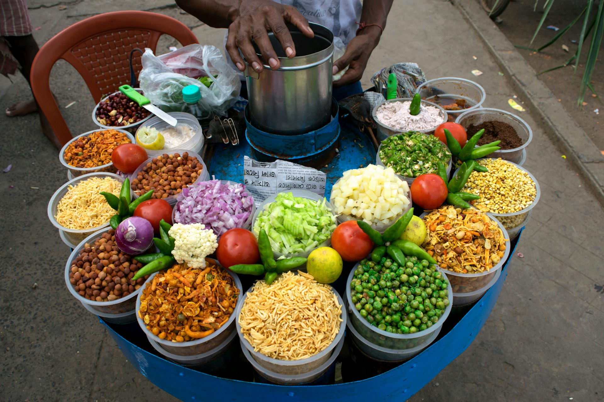 A Kolkata chaat (salad) vendor shows off his wares © India Photography / Getty Images