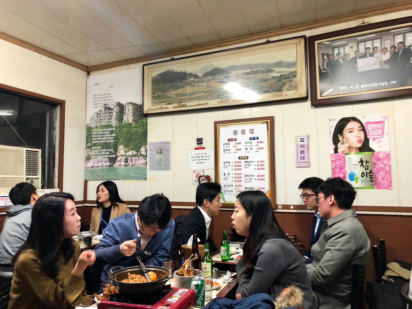 Korean diners crammed onto small tables inside the cosy, dated interior of Ddoongbo Jip, famous for its pork-back soup © Hahna Yoon / Lonely Planet
