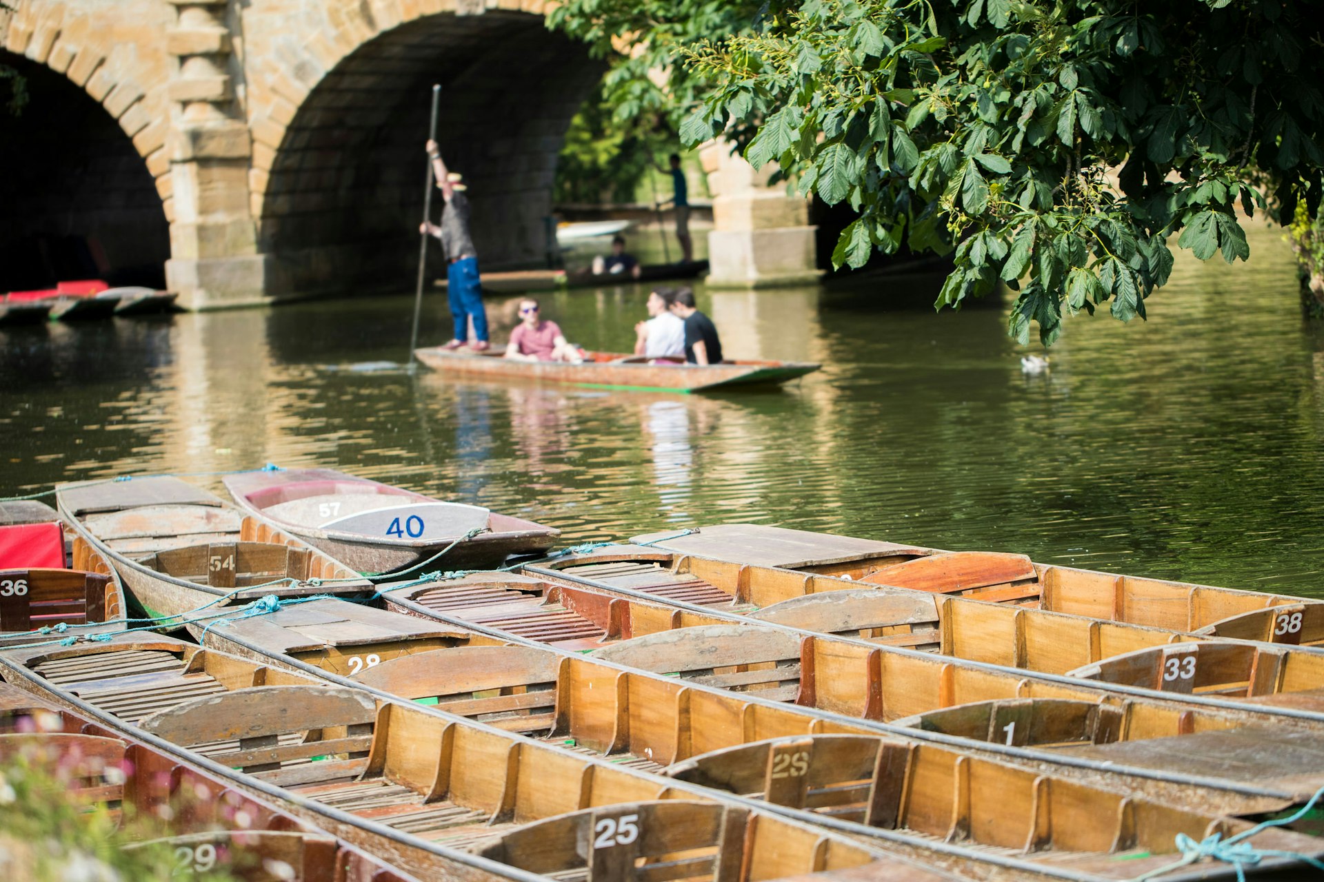 Punting in Oxford© Daisy Daisy / Shutterstock