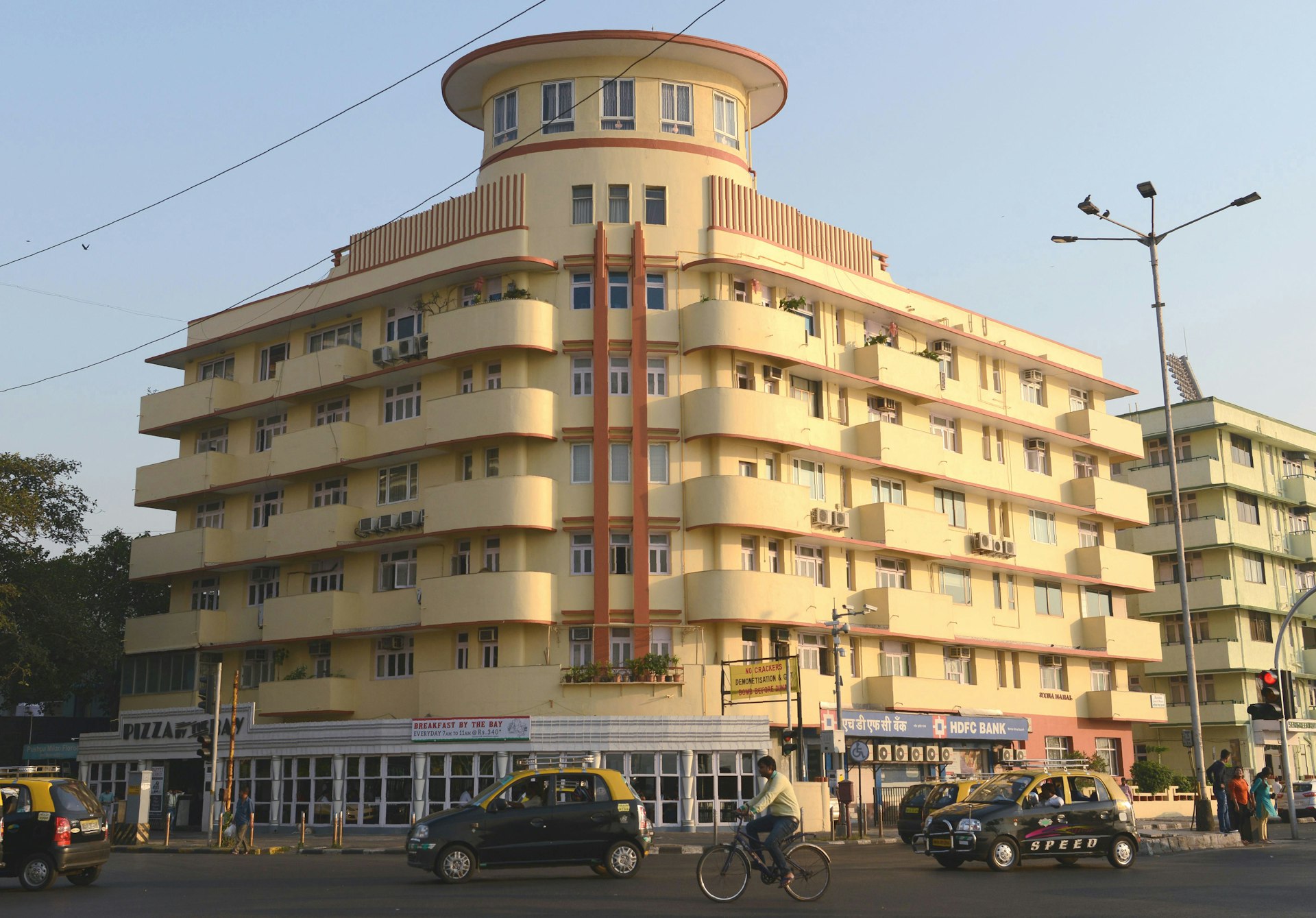 Iconic Art Deco apartments on Mumbai seafront © Punit Paranjpe / Getty Images