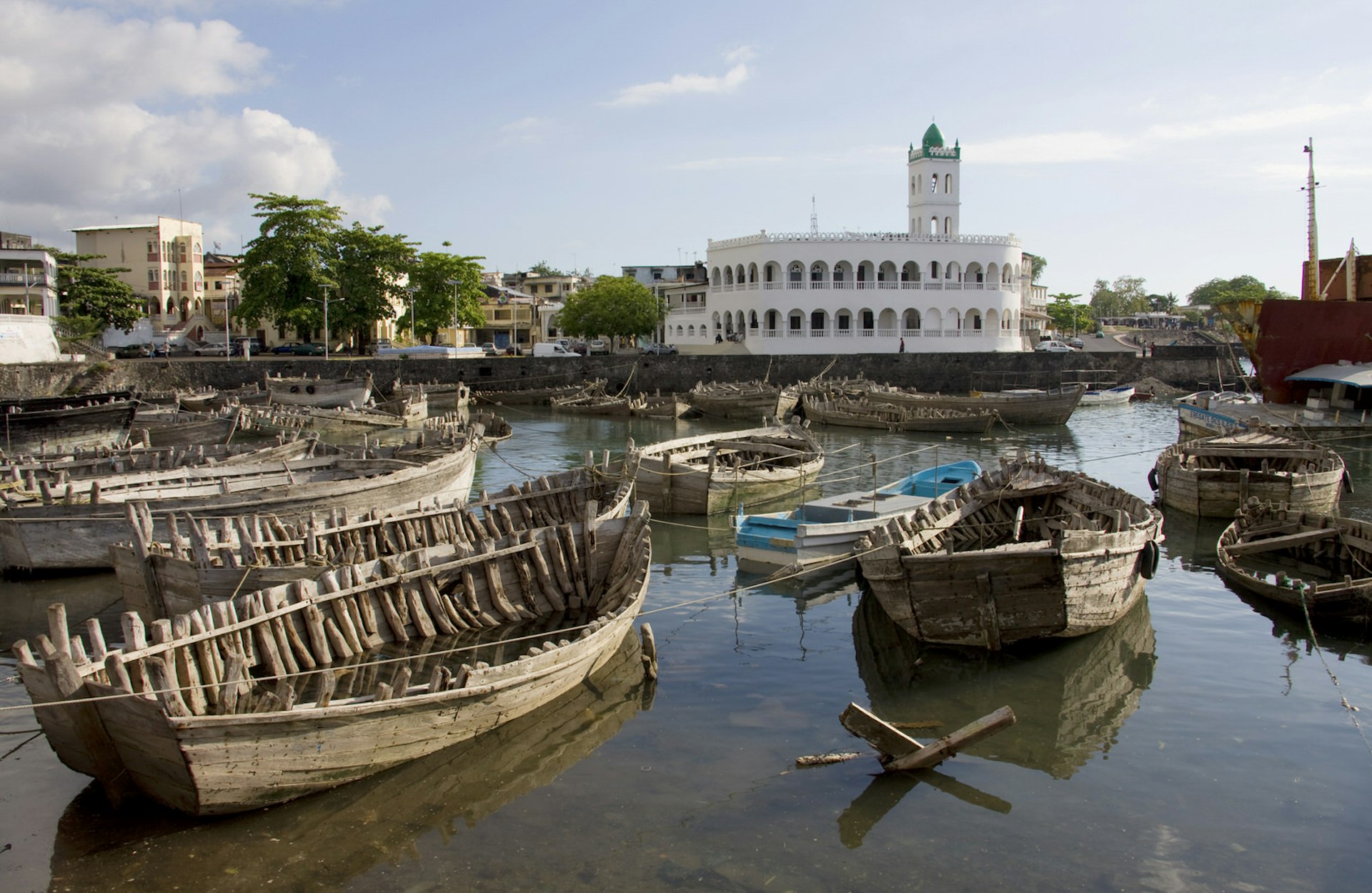 Wrecked boats in the harbour of Moroni, Grand Comore © altrendo travel / Getty Images