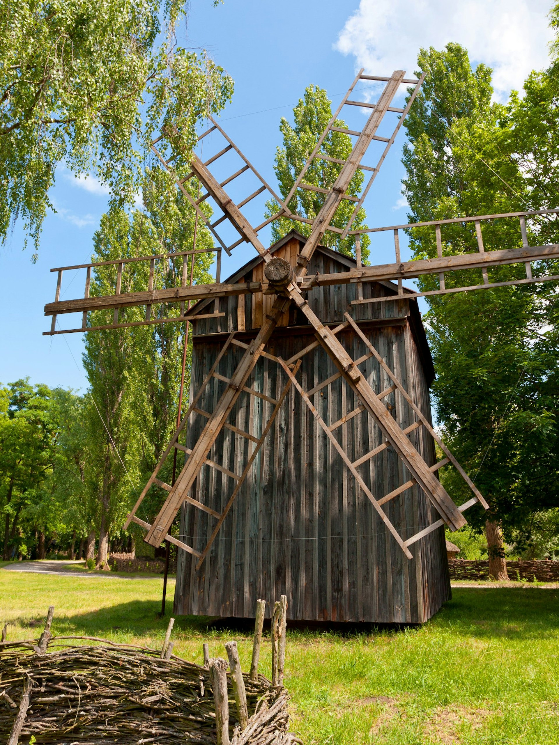 Old rural windmill at the open-air folk museum in Pereyaslav-Khmelnytsky © Pavel Klimenko / Shutterstock