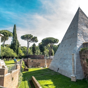 Features - Pyramid of Cestius. Sepulchrum C. Cestii. Cimitero Acattolico. Non-Catholic Cemetery. Rome. Lazio. Italy. Europe