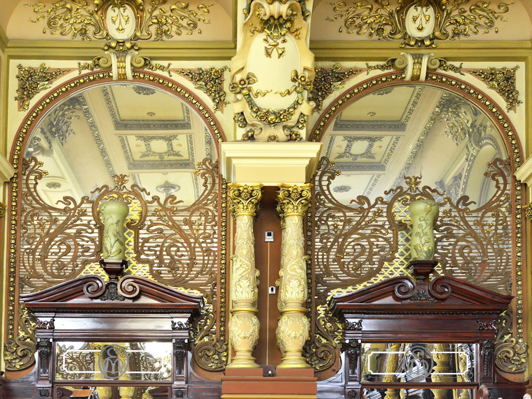 The ornate neo-baroque interior of Moscow's Yeliseev Grocery @ Popova Valeriya / Shutterstock