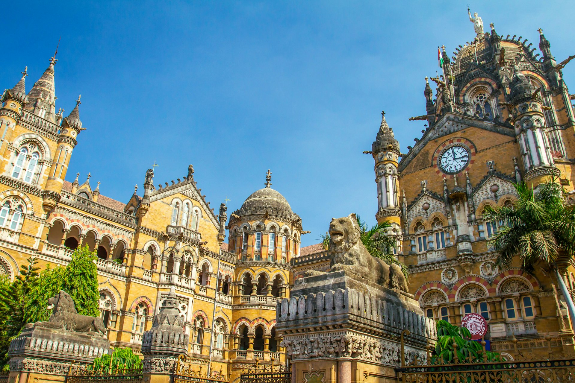 The ornate frontage of Mumbai's Chhatrapati Shivaji Maharaj terminus © Alexander Mazurkevich / Shutterstock