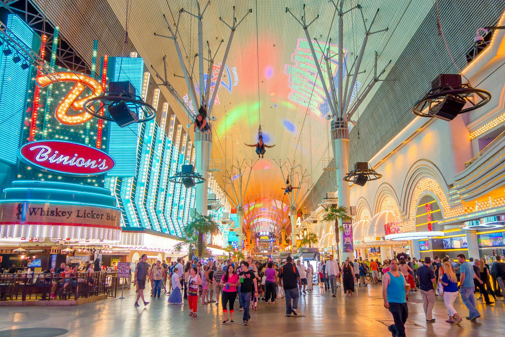 People walking through the arcade of Fremont Street, Las Vegas © Fotos593 / Shutterstock 