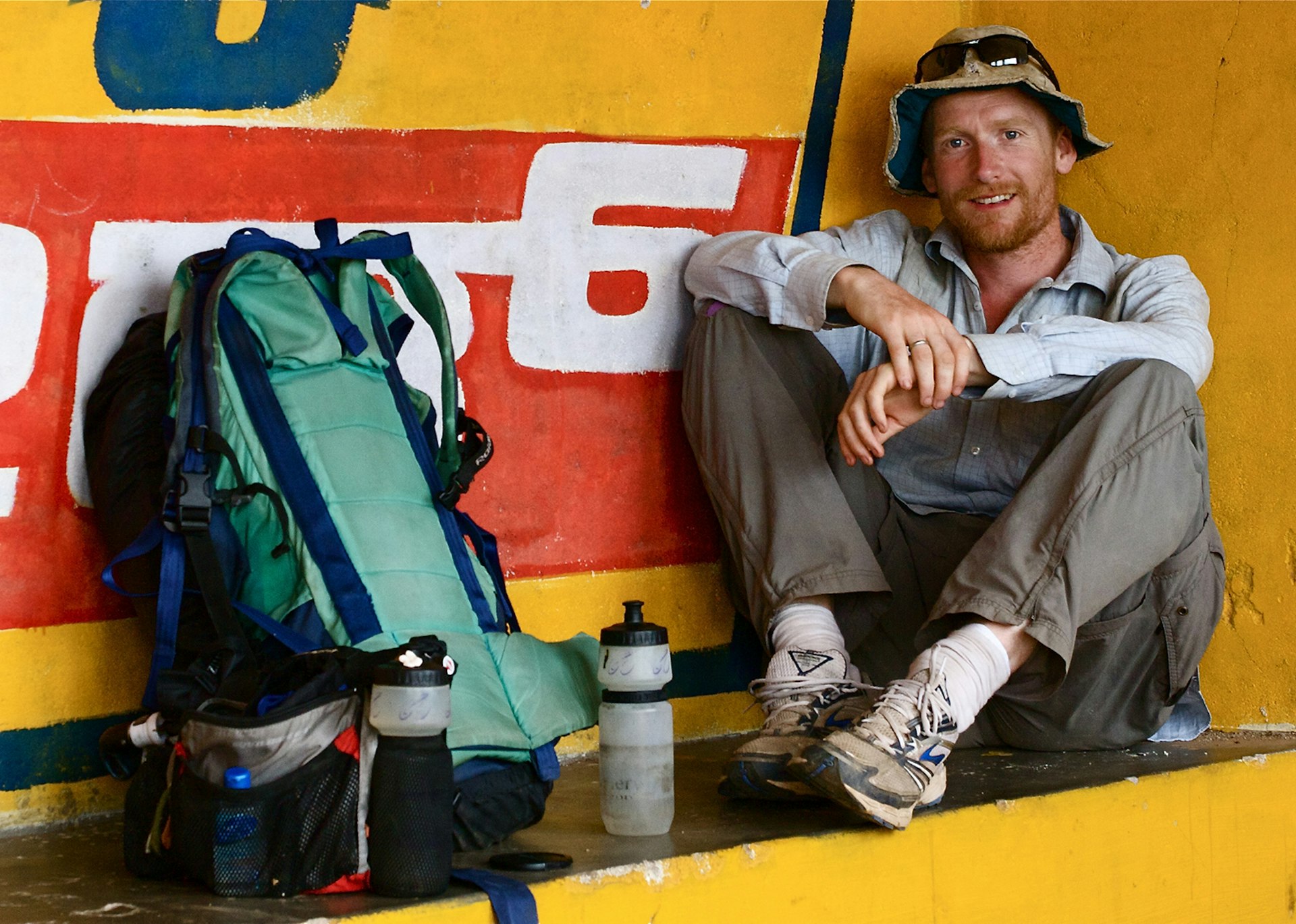 Alastair Humphreys taking a break during his trip across India on foot © Alastair Humphreys