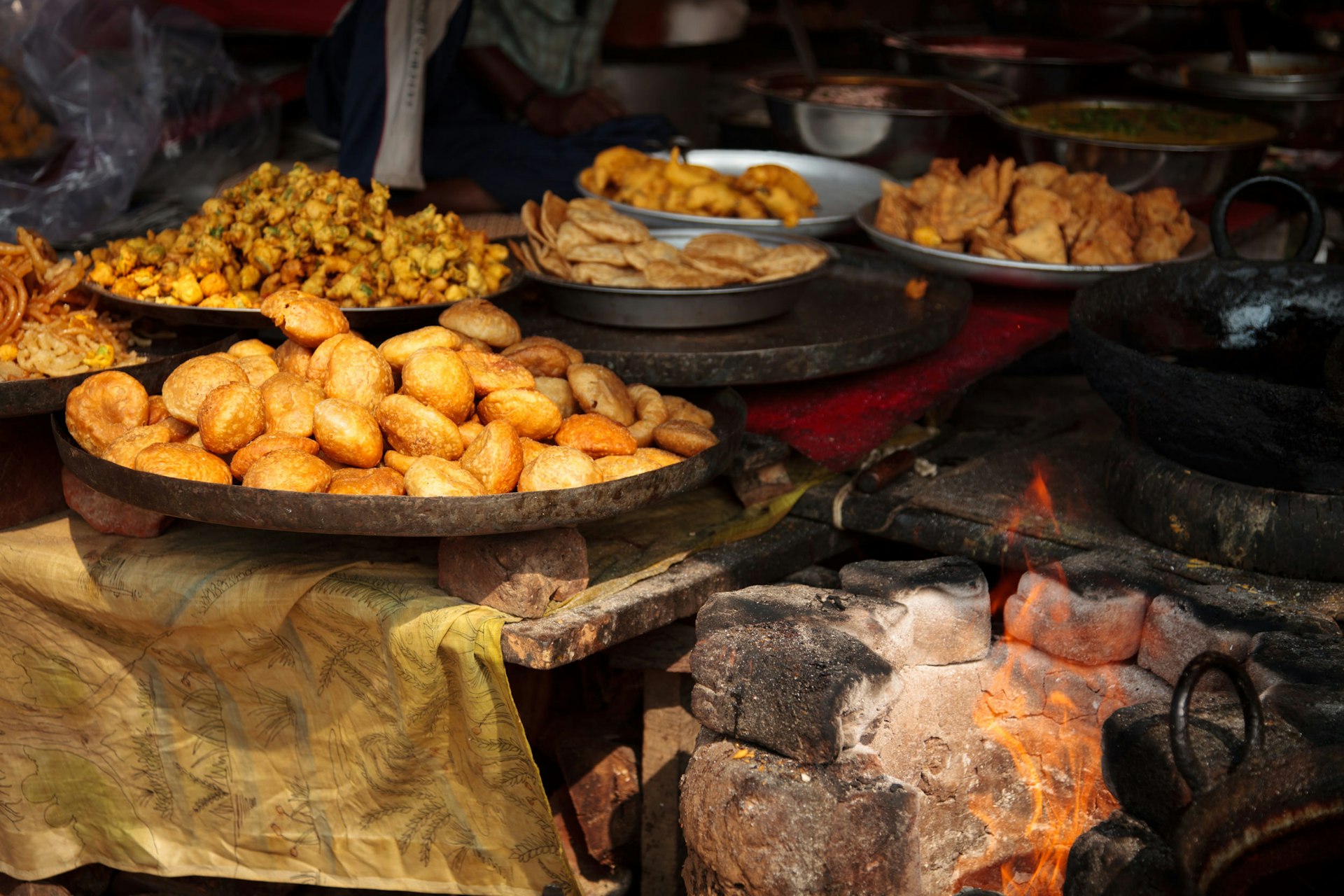 Assorted pakoda for sale at a street food stall © Nullplus / Getty Images