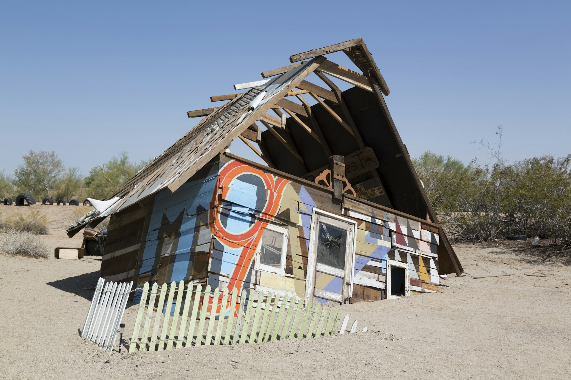 A small painted house looks like its sinking into the desert at the East Jesus art collective in Slab City © Buyenlarge / Getty Images